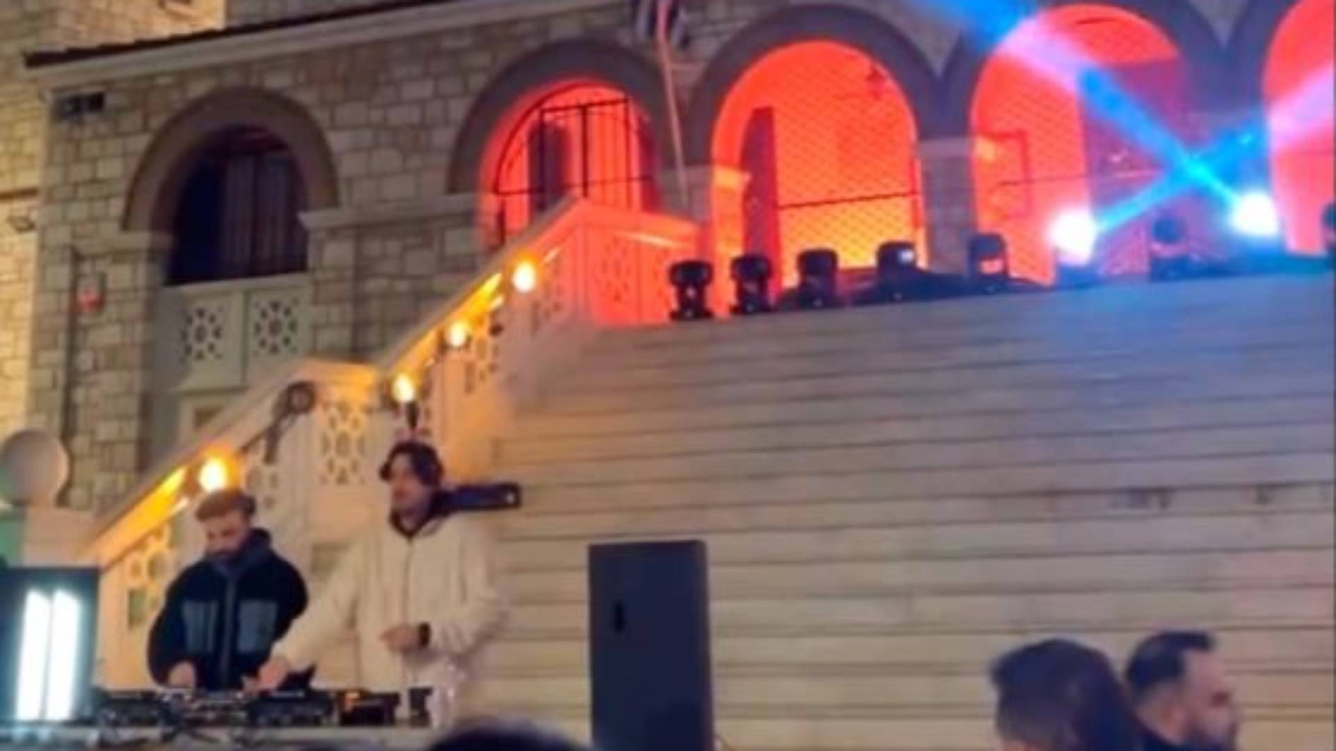 Ασέβεια του δήμου Αθηναίων: Εν μέσω χριστουγεννιάτικων εορτών έστησε rave party έξω από εκκλησία! (ΒΙΝΤΕΟ)