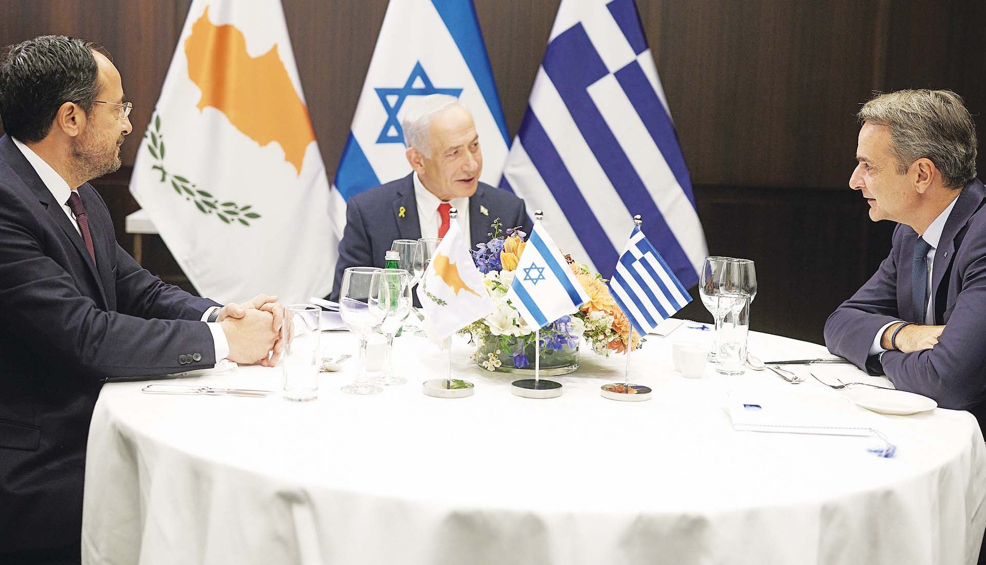 Η τριμερής πόνεσε τους Τούρκους – Γιατί δεν διαφημίζουν τη μεγάλη εθνική επιτυχία οι ένοικοι του Μαξίμου;