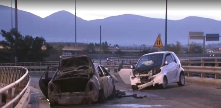 Σοβαρό τροχαίο τα ξημερώματα στο Παλαιό Φάληρο: ΙΧ μπήκε στο αντίθετο ρεύμα, συγκρούστηκε με άλλο όχημα και κάηκε ολοσχερώς