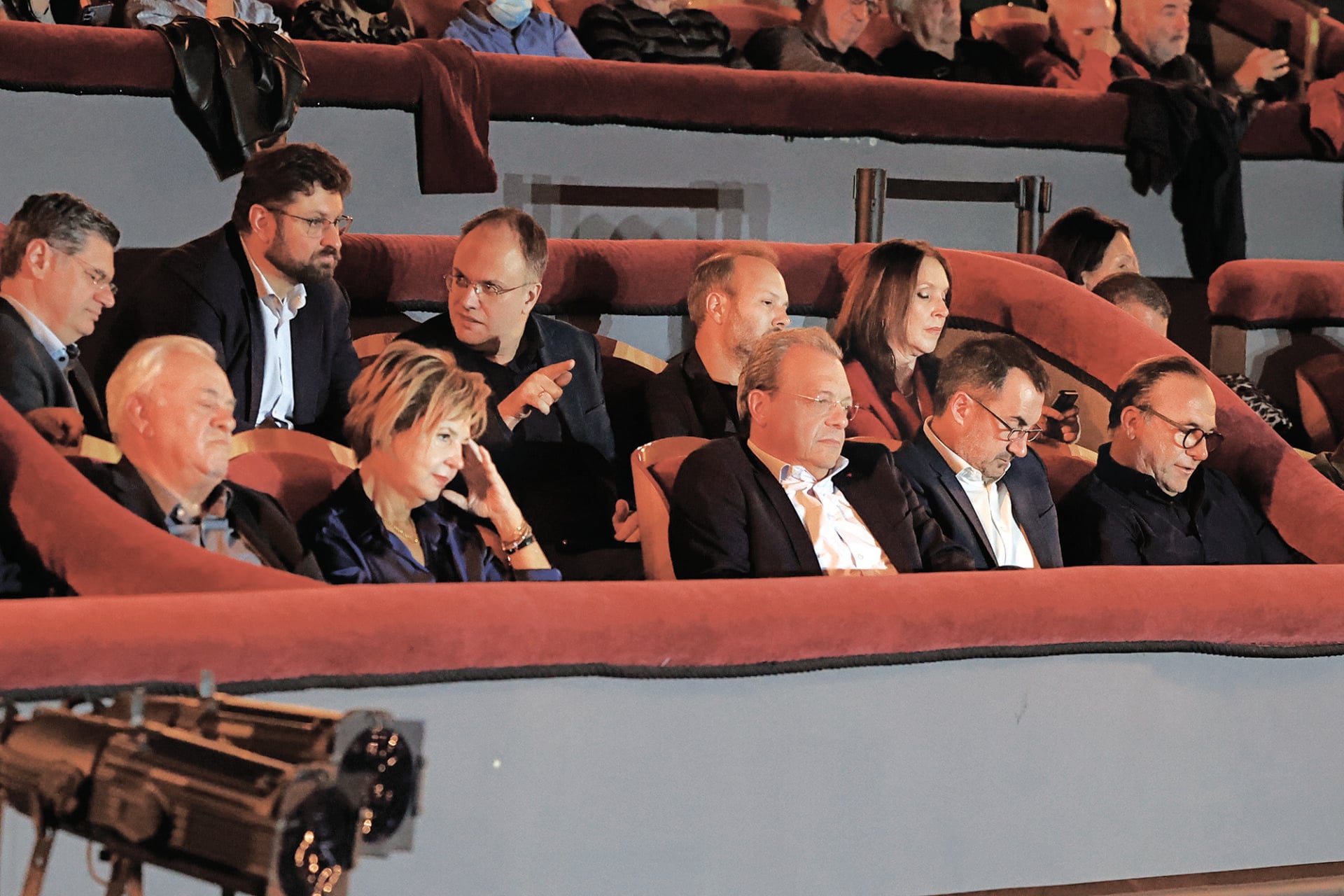 Αποστάσεις, προσβολές και… πυρά στον εξώστη