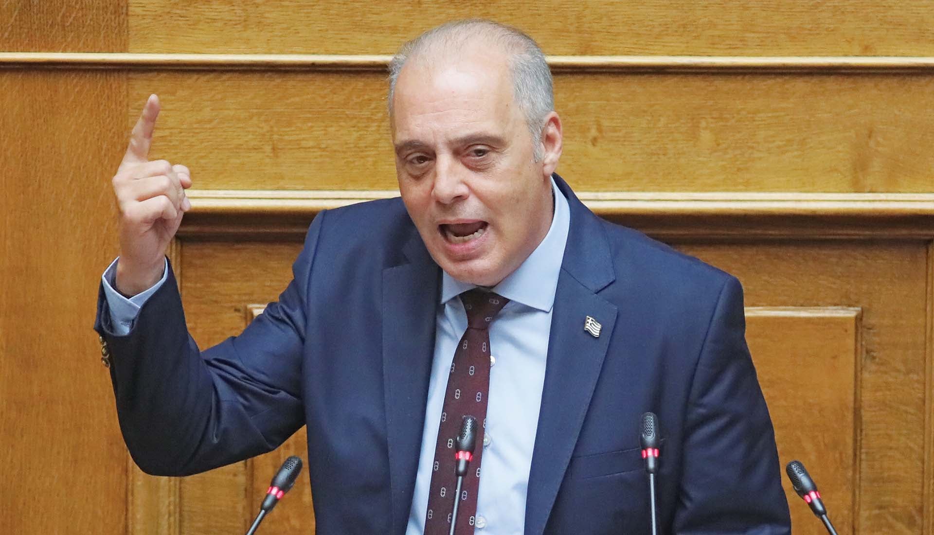 Κομπλεξικό παραλήρημα του Βελόπουλου κατά της «δημοκρατίας» (επειδή δεν προσκλήθηκε για τα 15 χρόνια)