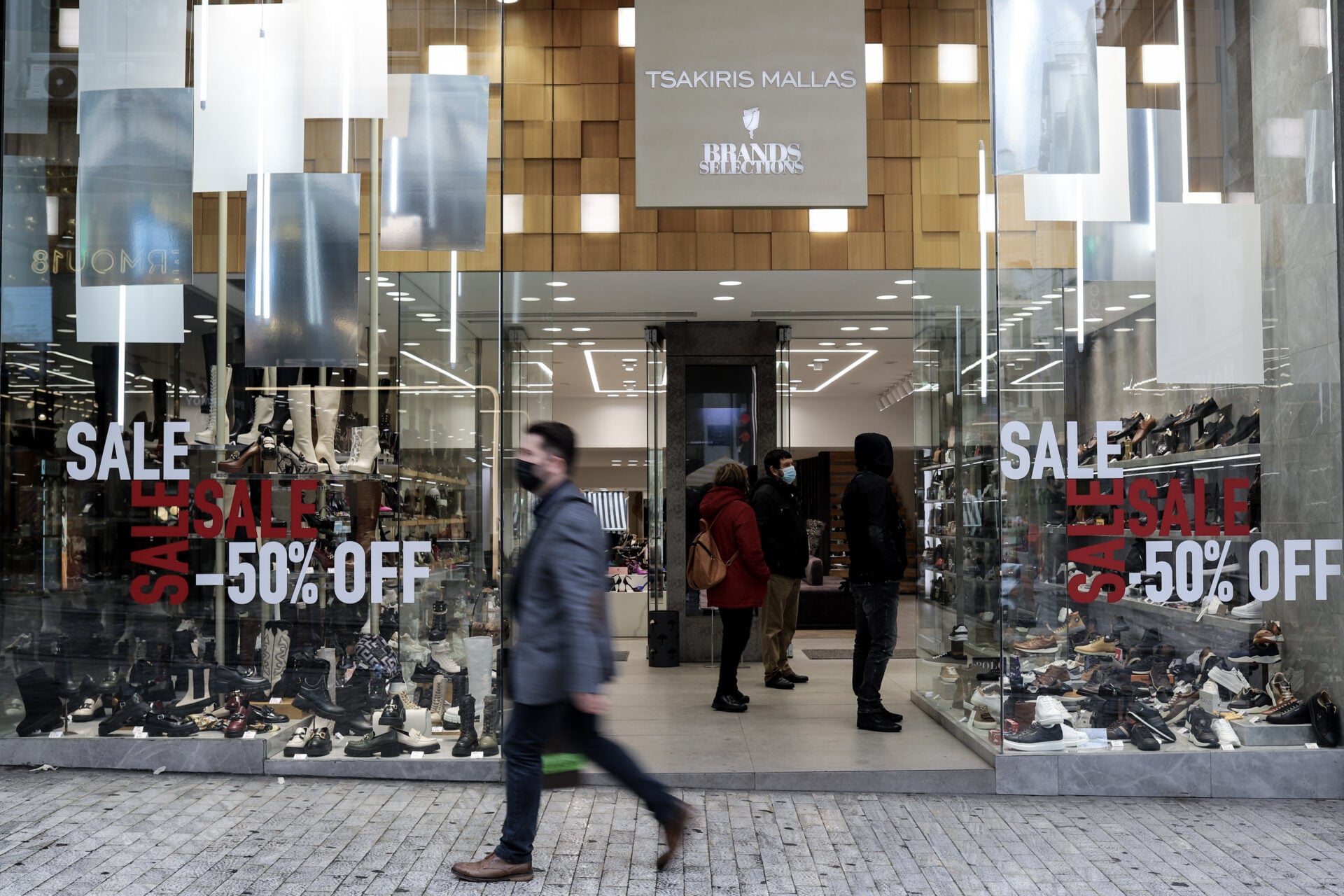 Αντίστροφη μέτρηση για τις χειμερινές εκπτώσεις: Τι πρέπει να γνωρίζουν καταναλωτές και καταστήματα