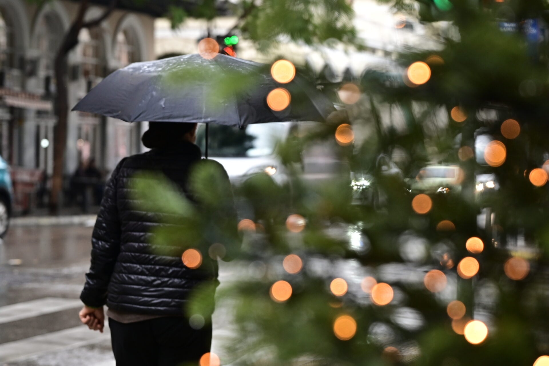 Χριστούγεννα με βροχές και καταιγίδες – Σε ποιες περιοχές τα φαινόμενα είναι επικίνδυνα