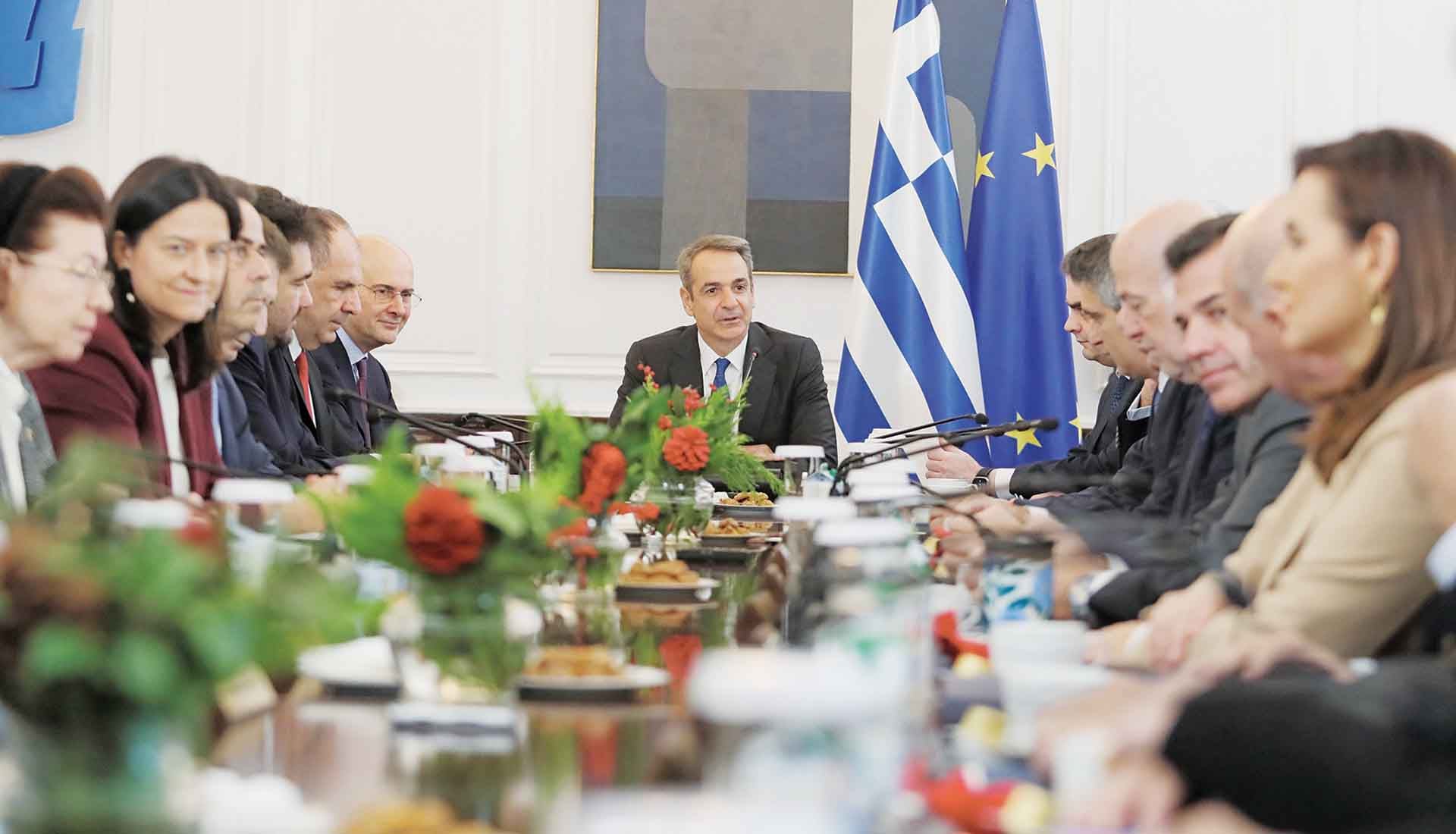 Σε πανικό ο Κυριάκος, κήρυξε το 2026 προεκλογική χρονιά για να… συμμαζέψει τους βουλευτές του