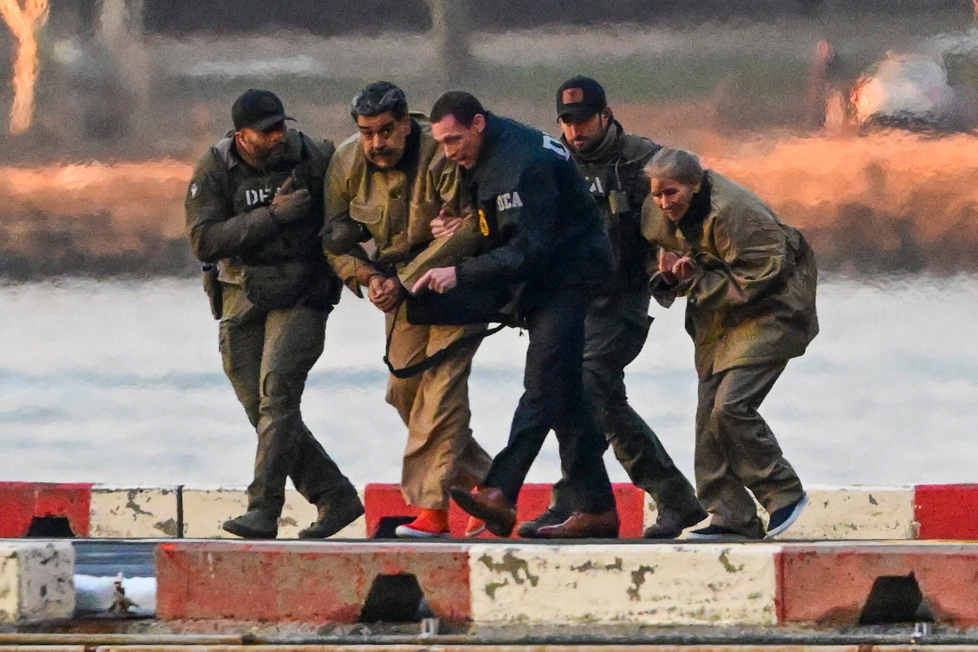 Δίκη Μαδούρο: Δήλωσε αθώος – Εμφανίστηκε με στολή κρατουμένου και αλυσοδεμένος