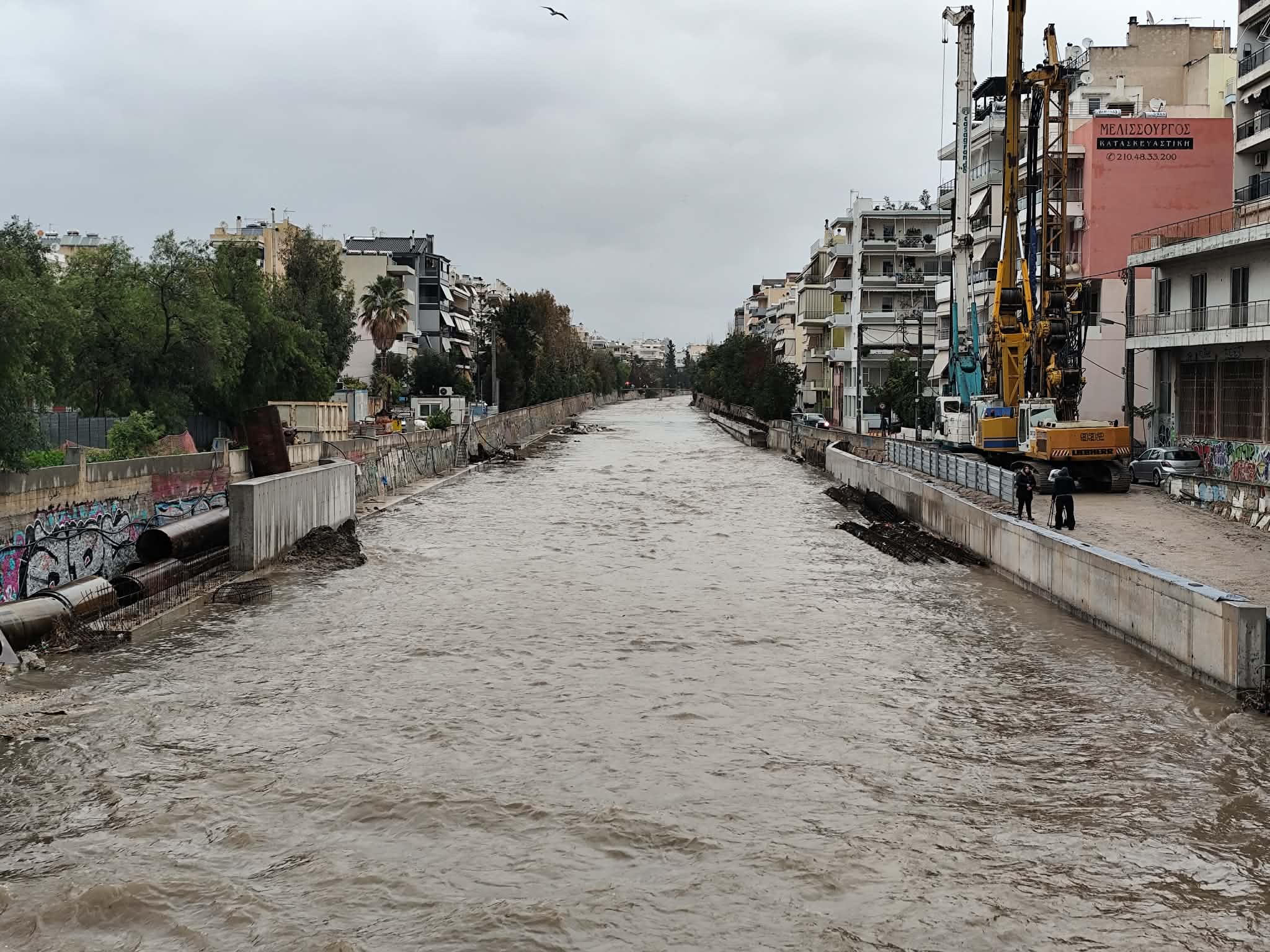 Δείτε αποκλειστικά πλάνα από τον Ιλισσό: Αυξάνεται διαρκώς η στάθμη του νερού (βίντεο)