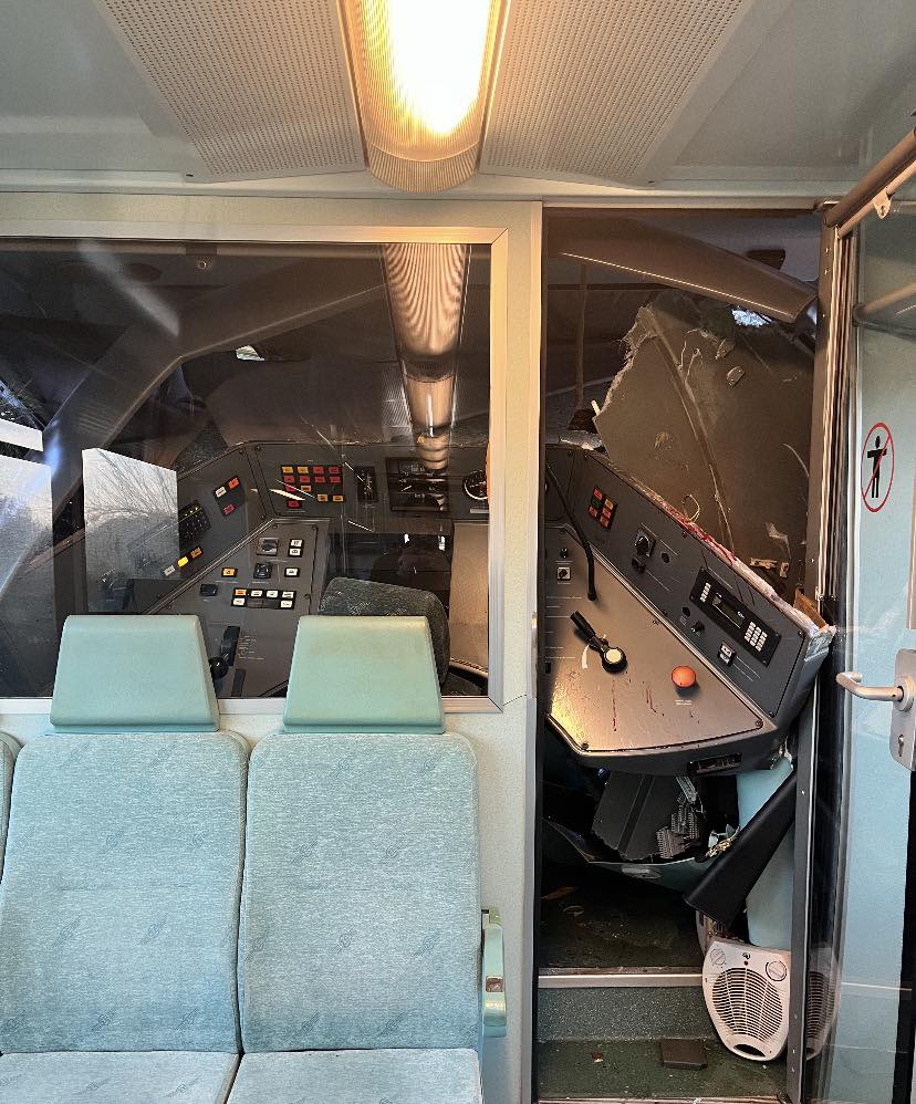 Ηλεία: Δέντρο καταπλάκωσε τραίνο- Στο νοσοκομείο ο μηχανοδηγός, δεν υπήρχαν άλλοι επιβάτες