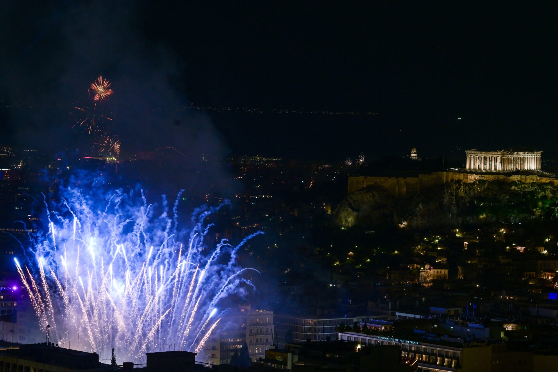 Πρωτοχρονιά στο Σύνταγμα: Η Αθήνα υποδέχτηκε το 2026 με μουσική και drones