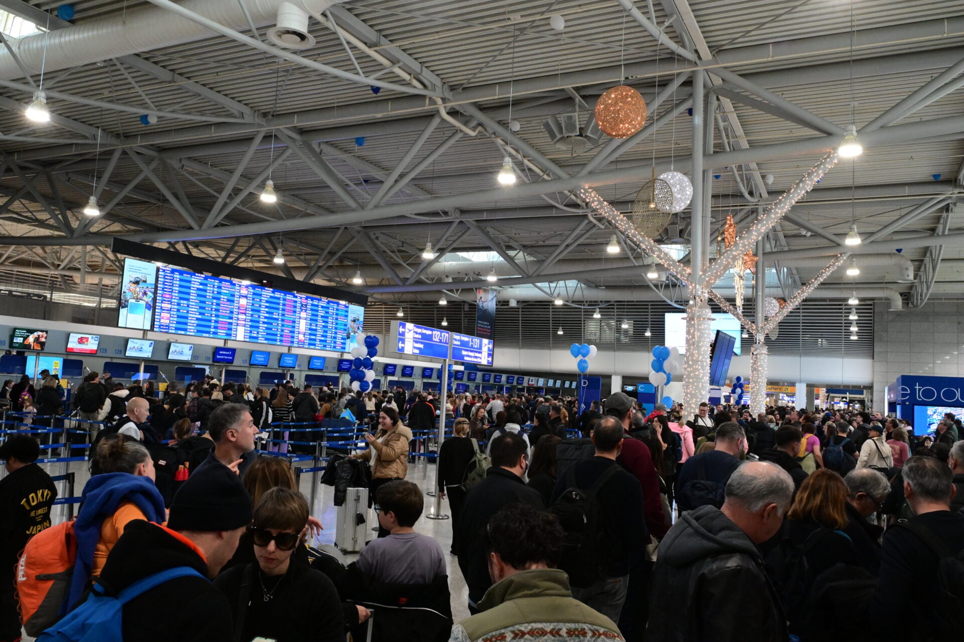 Παραμένει το χάος στα αεροδρόμια λόγω μπλακ άουτ στις ραδιοεπικοινωνίες – Η νεώτερη ενημέρωση από την ΥΠΑ