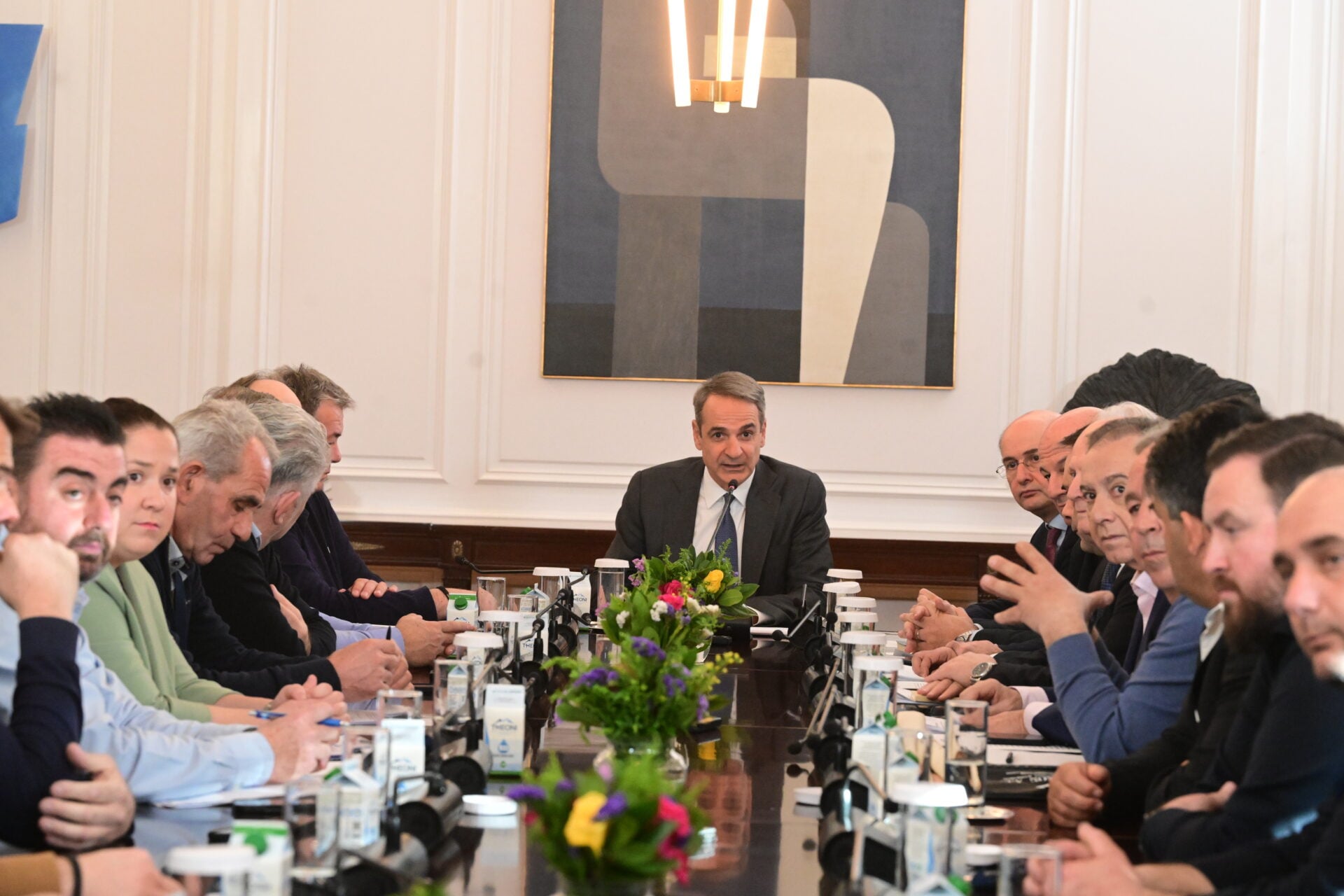 Μητσοτάκης σε αγρότες που προσήλθαν στη συνάντηση: “Τις εξελίξεις τις διαμορφώνουν οι παρόντες και όχι οι απόντες”, είπε ο Μητσοτάκης – Παραμένουν στα μπλόκα όσοι είπαν “όχι”