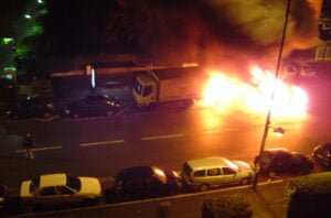 Πρωτοχρονιά τρόμου στη Γαλλία: Εμπρησμοί, επιθέσεις με πυροτεχνήματα και 400 συλλήψεις (βίντεο)