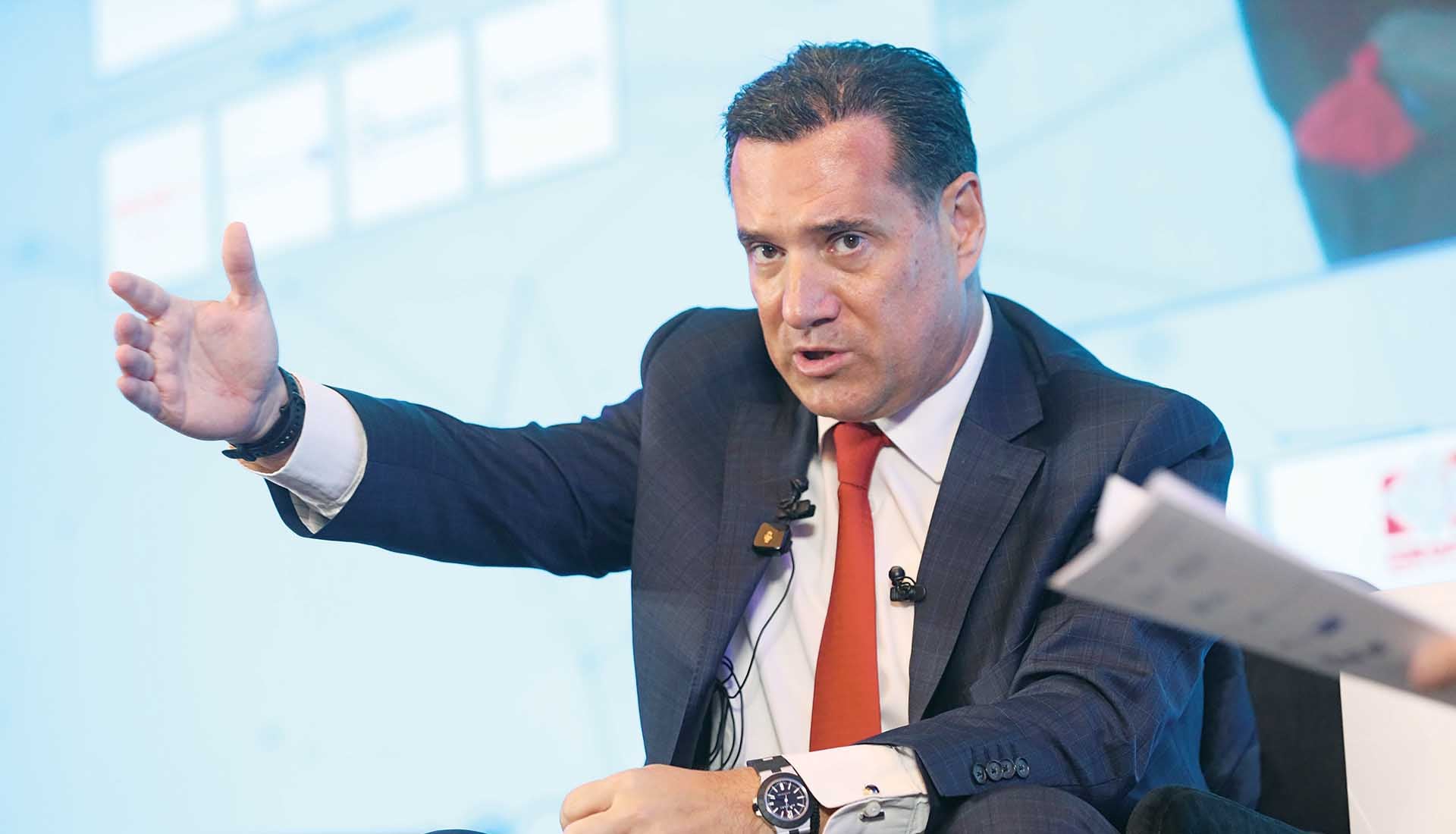 Ο φαφλατάς Άδωνις επιτίθεται στη «δημοκρατία» αποφεύγοντας να απαντήσει