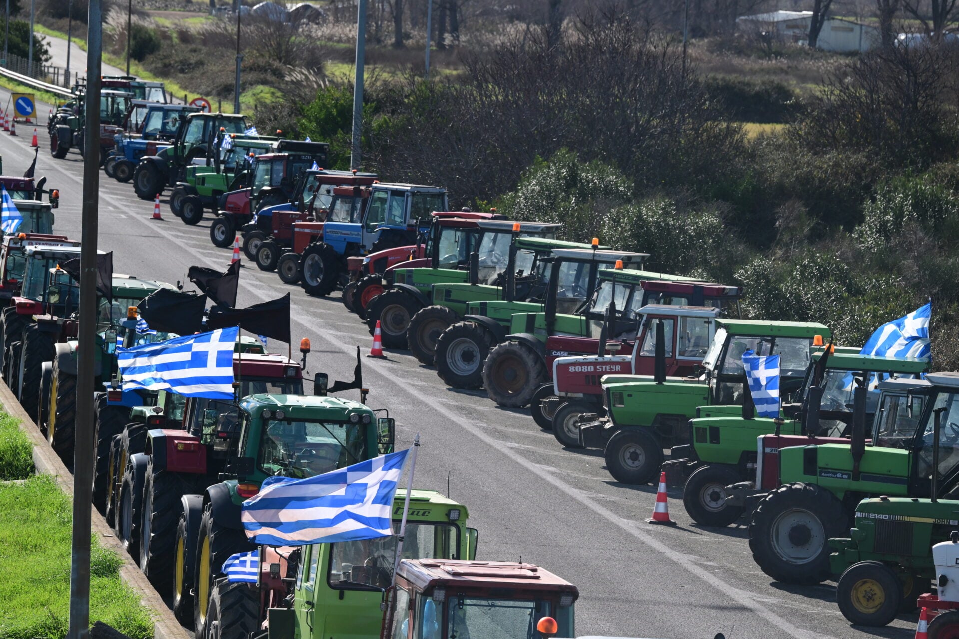 Στα άκρα η αντιπαράθεση: Οι αγρότες κλείνουν τις Εθνικές Οδούς, το Μαξίμου απαντά με απειλές