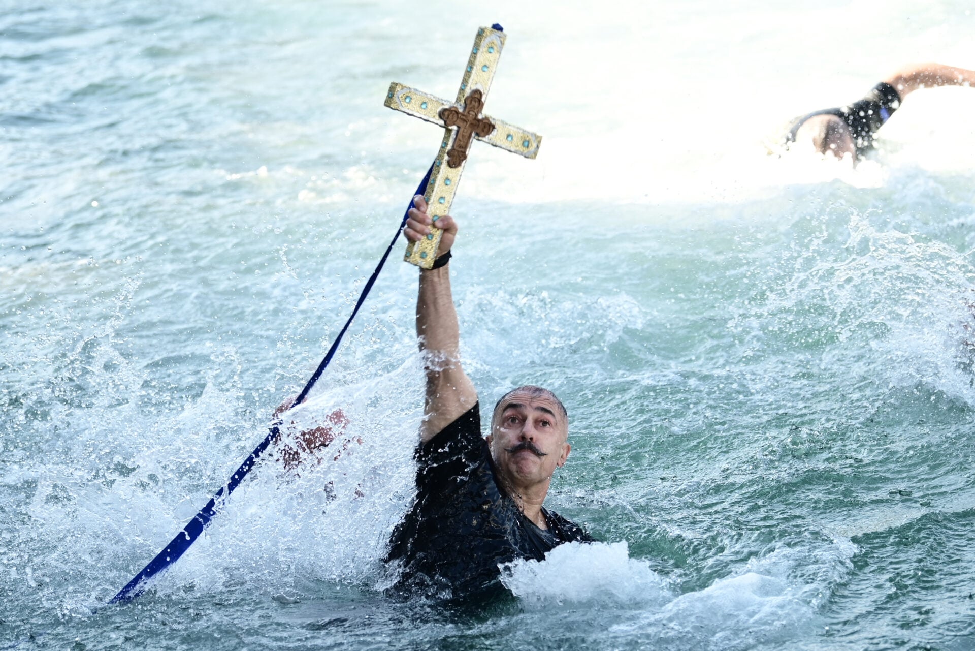 Τα έθιμα των Θεοφανείων σε όλη την Ελλάδα – Γιατί ρίχνουμε τον Σταυρό στο νερό