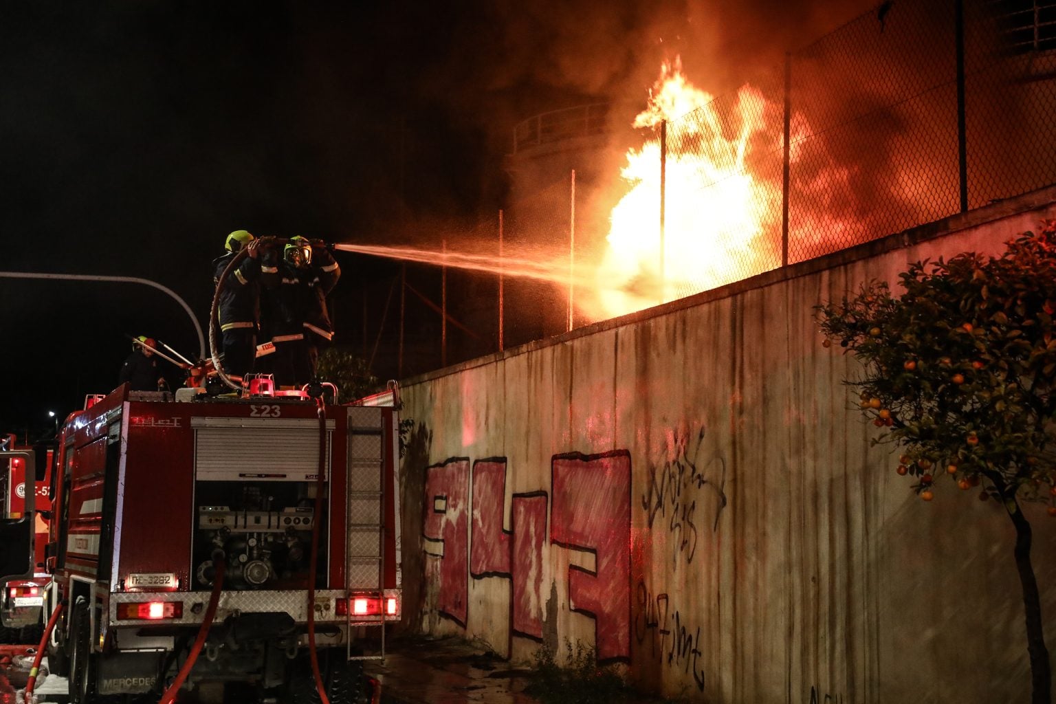 Πέραμα: Κατασβέστηκε η φωτιά – «Απειλήθηκε όλο το Λεκανοπέδιο», λέει ο Δήμαρχος