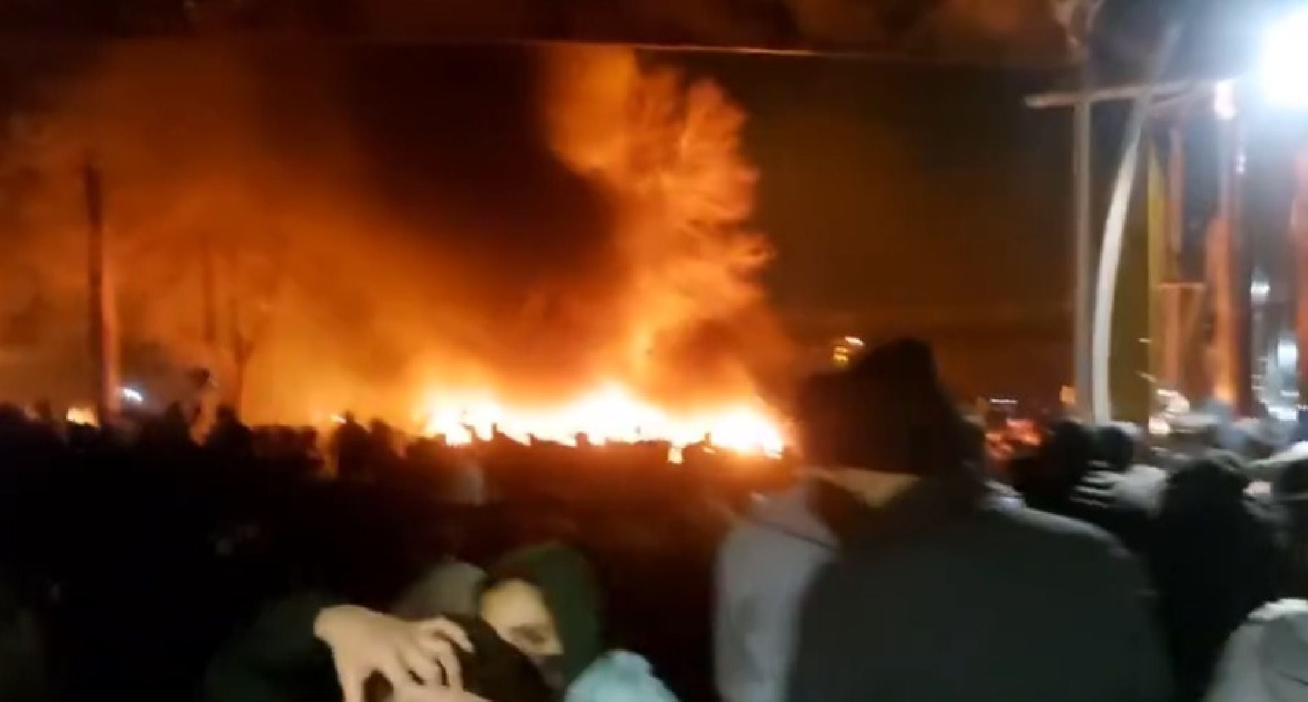 Χάος στο Ιράν: H φονικότερη νύχτα διαδηλώσεων με δεκάδες νεκρούς – Φλόγες, μπλακάουτ κι ανεξέλεγκτη εξέγερση