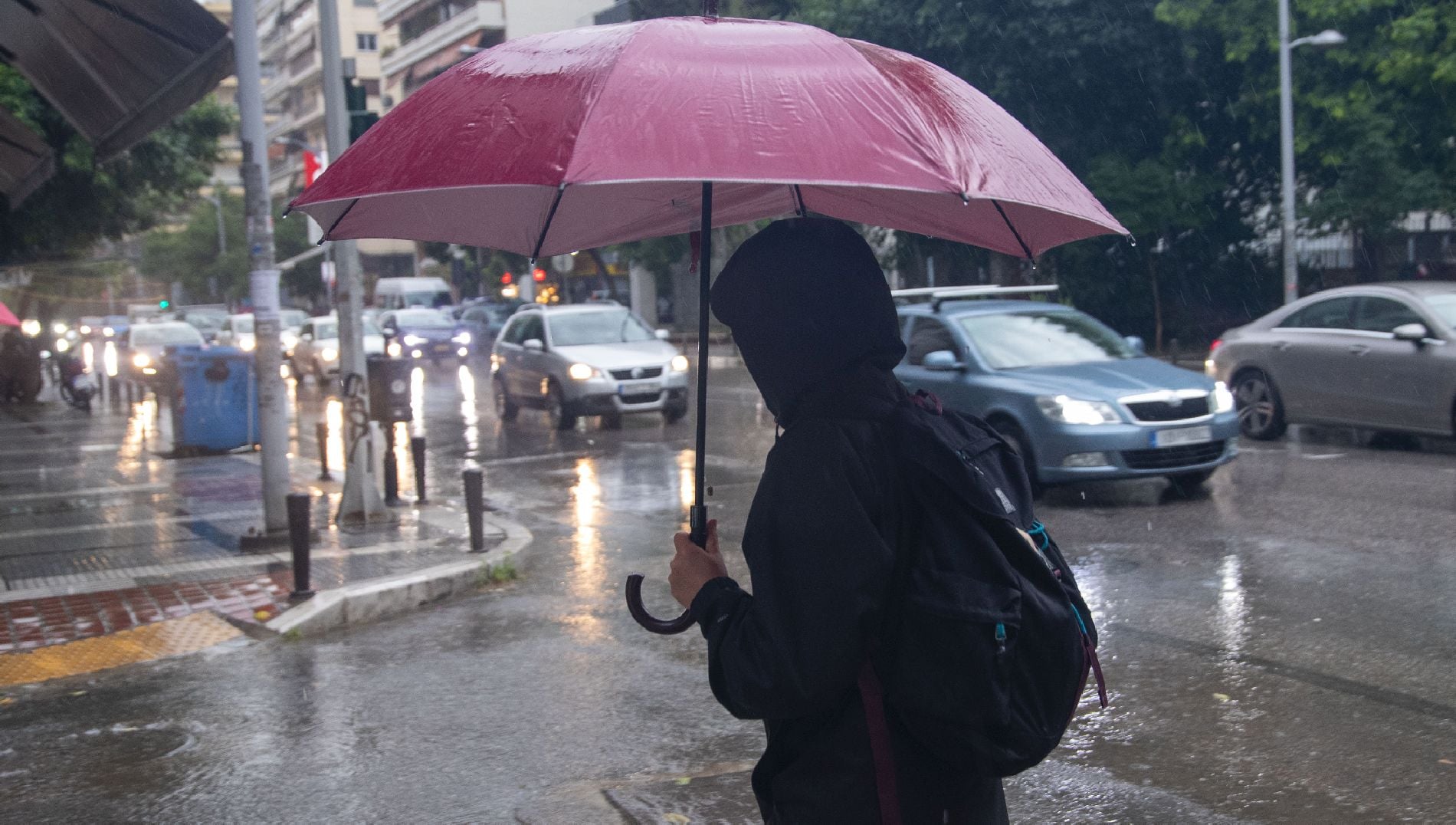 Σε κλοιό κακοκαιρίας η χώρα: Θυελλώδεις άνεμοι, καταιγίδες και αφρικανική σκόνη – Πού αναμένονται τα πιο έντονα φαινόμενα