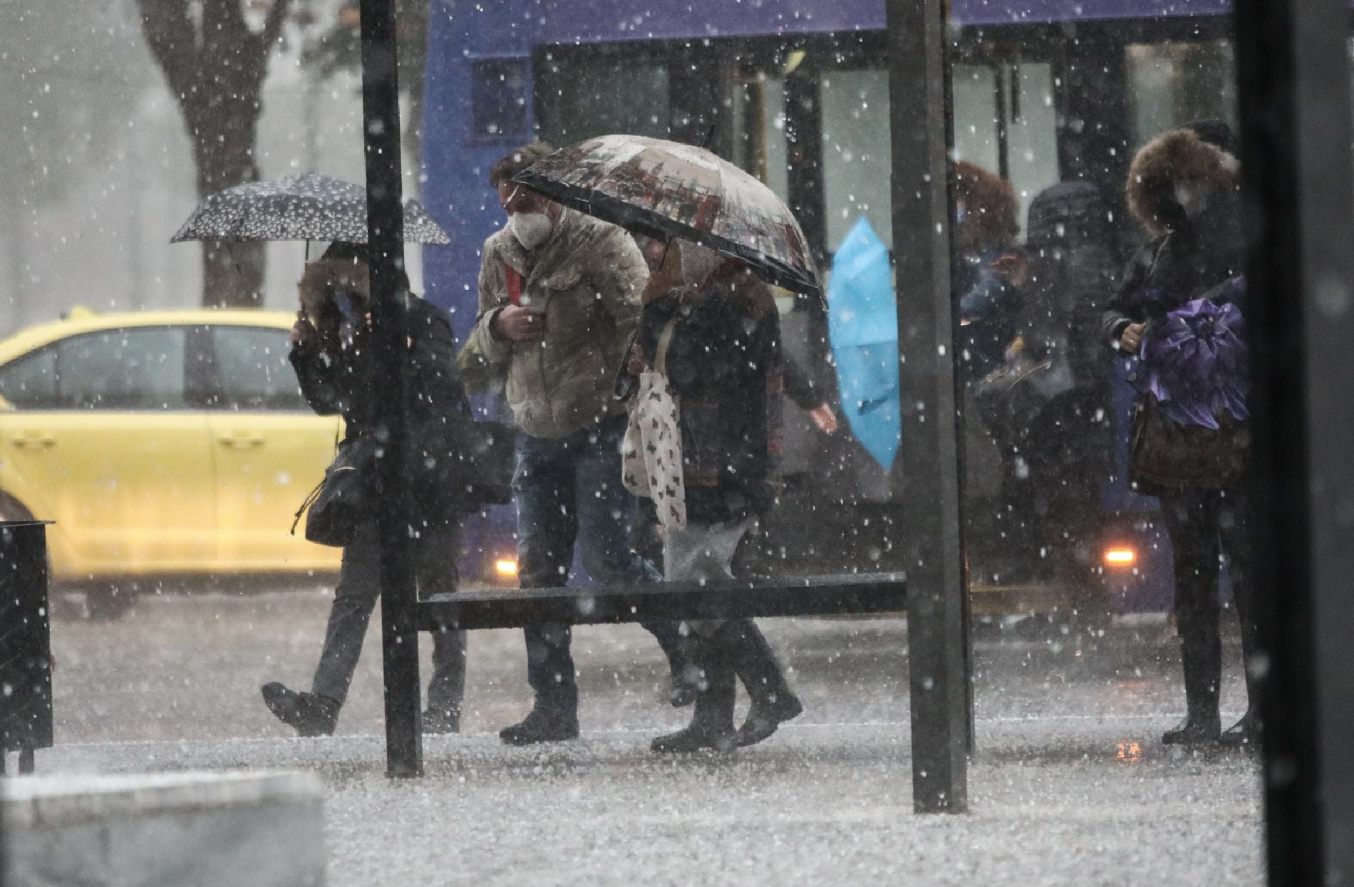 «Σαρώνει» το νέο κύμα κακοκαιρίας: Βροχές, χιόνια και ισχυροί άνεμοι για σήμερα – Πού «χτυπάνε» τα φαινόμενα