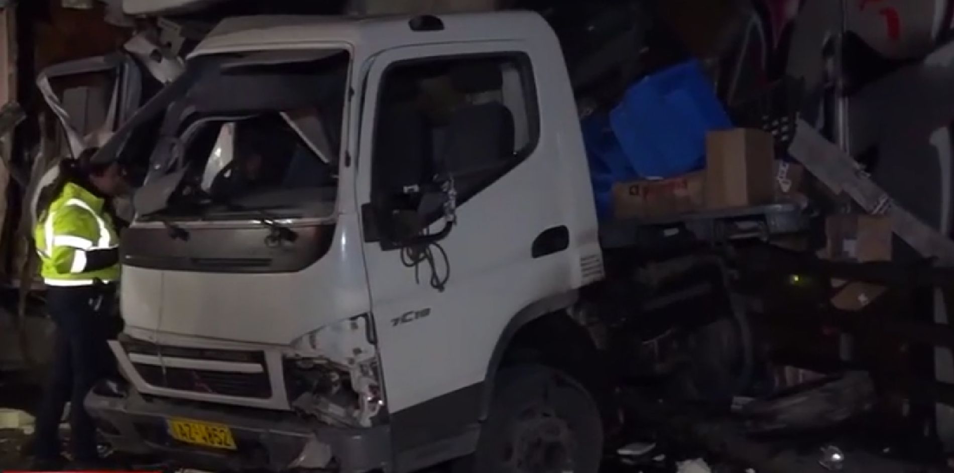 Χάος στον Κηφισό μετά από σφοδρό τροχαίο: Δύο σοβαρά τραυματίες από σύγκρουση φορτηγών (video)