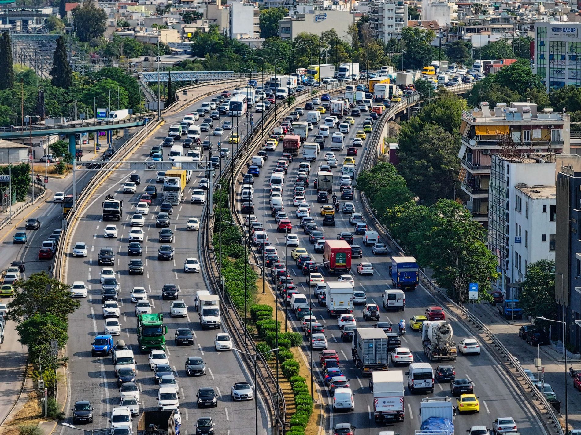 Κυκλοφοριακό χάος στην Αττική με καθυστερήσεις και ουρές χιλιομέτρων – Δείτε live το χάρτη με την κίνηση