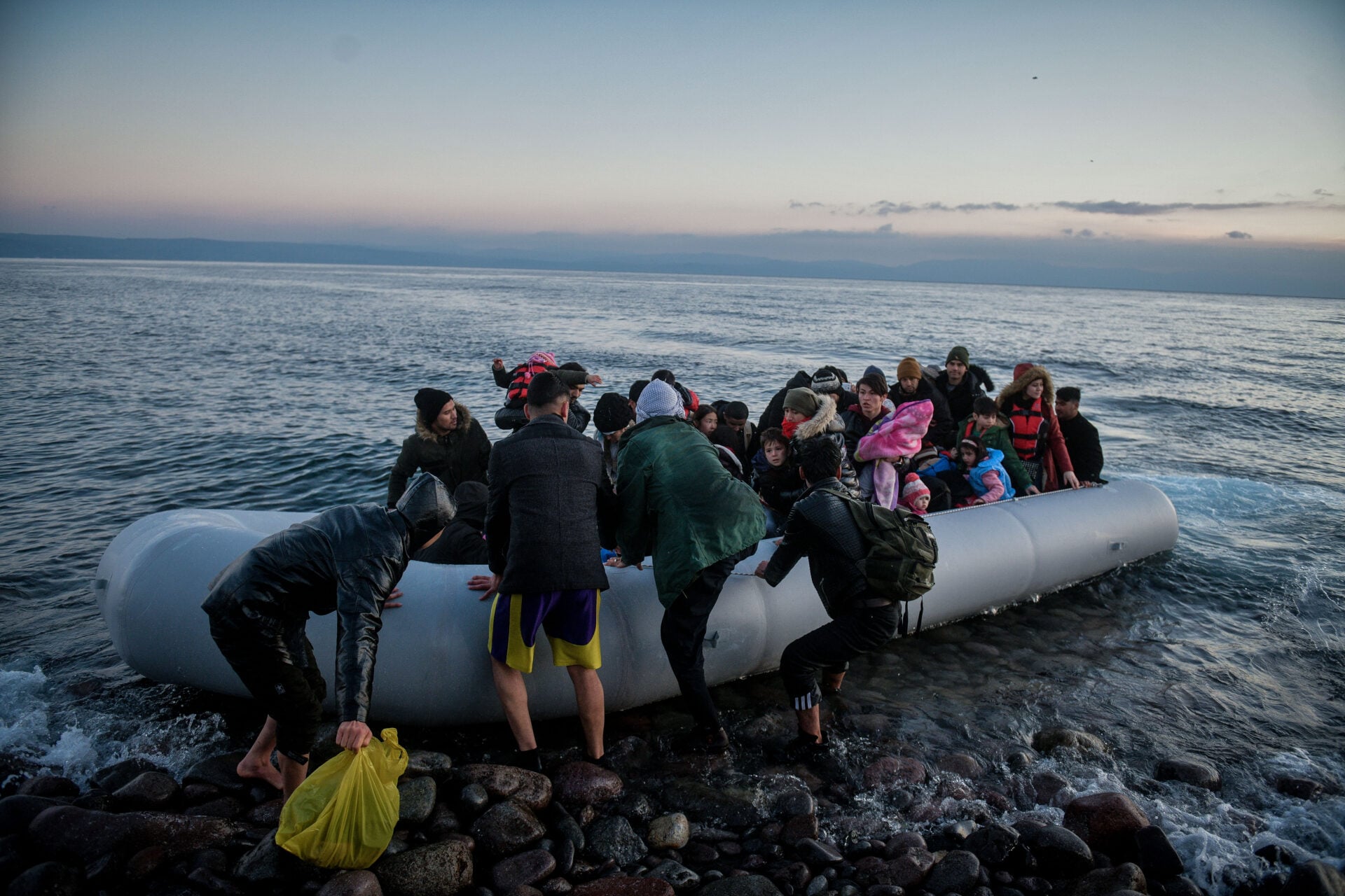 Ανεξέλεγκτες οι μεταναστευτικές ροές: Νέες καραβιές σε Φαρμακονήσι και Ηράκλειο – Υποδομές σε κατάρρευση, κάτοικοι σε απόγνωση