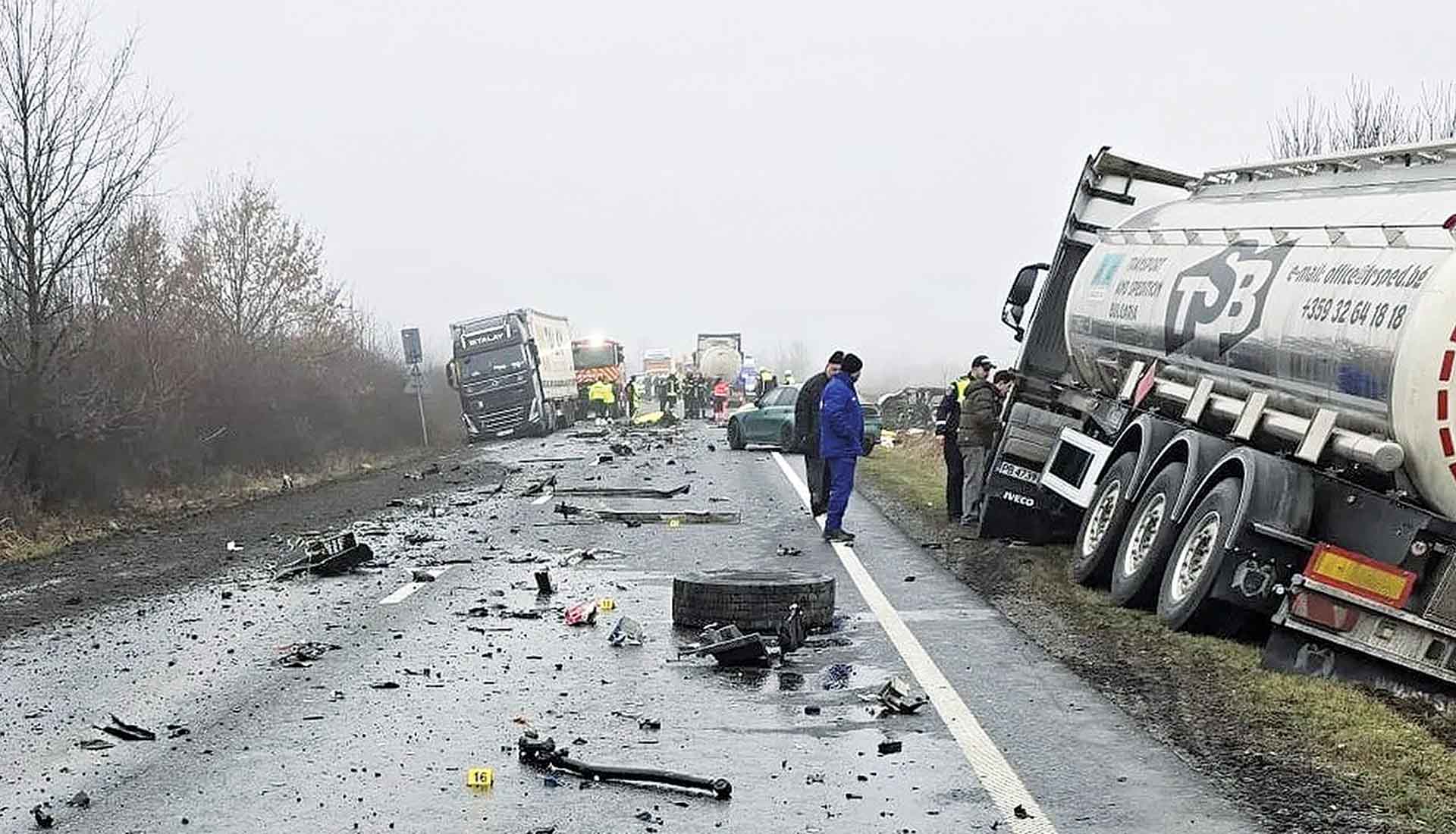 Ανάμεσα στη θλίψη, την ειρωνεία και την επιβίωση