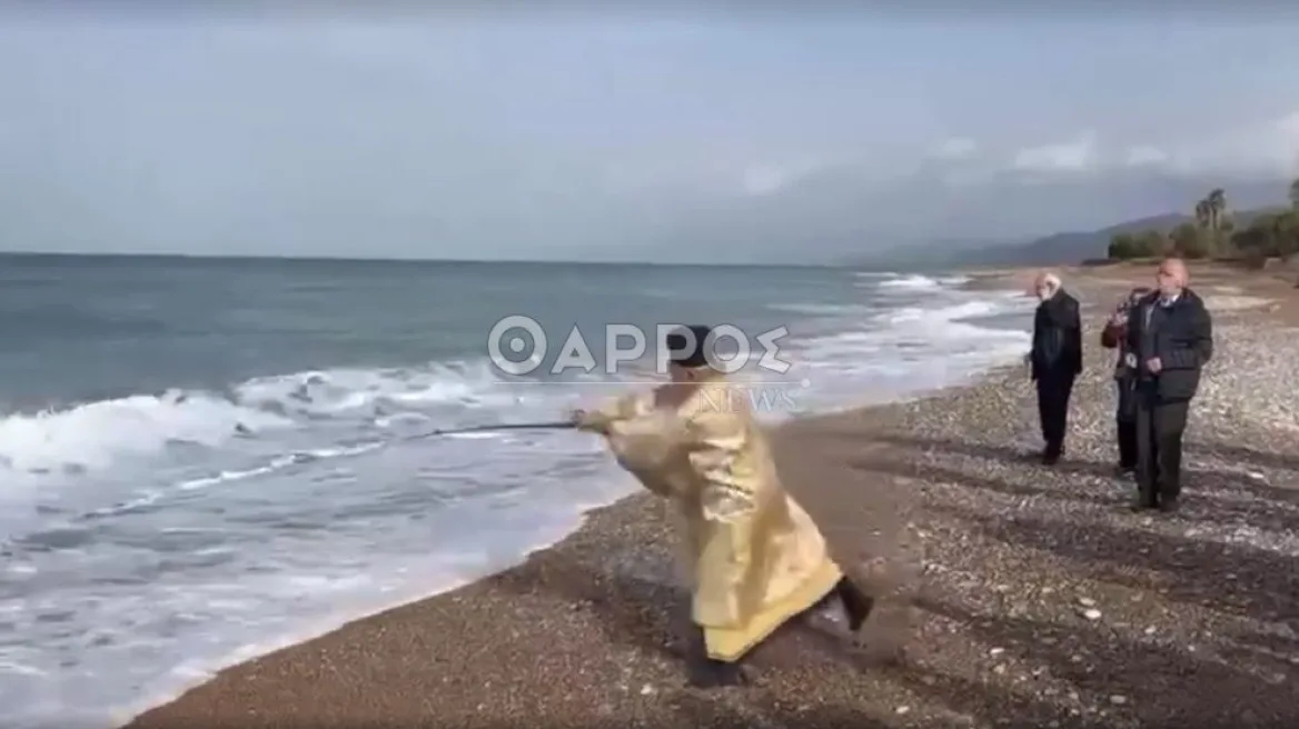 Πρωτότυπος καθαγιασμός υδάτων: Ιερέας στη Μεσσηνία έριξε το Σταυρό στη θάλασσα με…καλάμι ψαρέματος! (βίντεο)