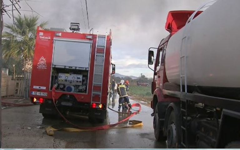 Στις φλόγες αποθήκες εργοστασίου στο Κορωπί – Ισχυρές δυνάμεις της πυροσβεστικής στο σημείο (βίντεο)