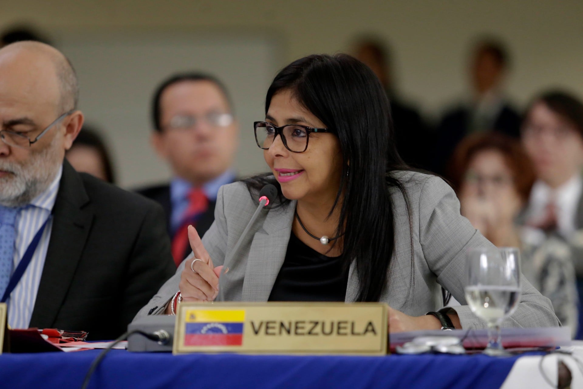 Ο στρατός της Βενεζουέλας αναγνωρίζει την Ροντρίγκες ως πρόεδρο της χώρας – Νεκροί πολλοί άνδρες ασφαλείας του Μαδούρο