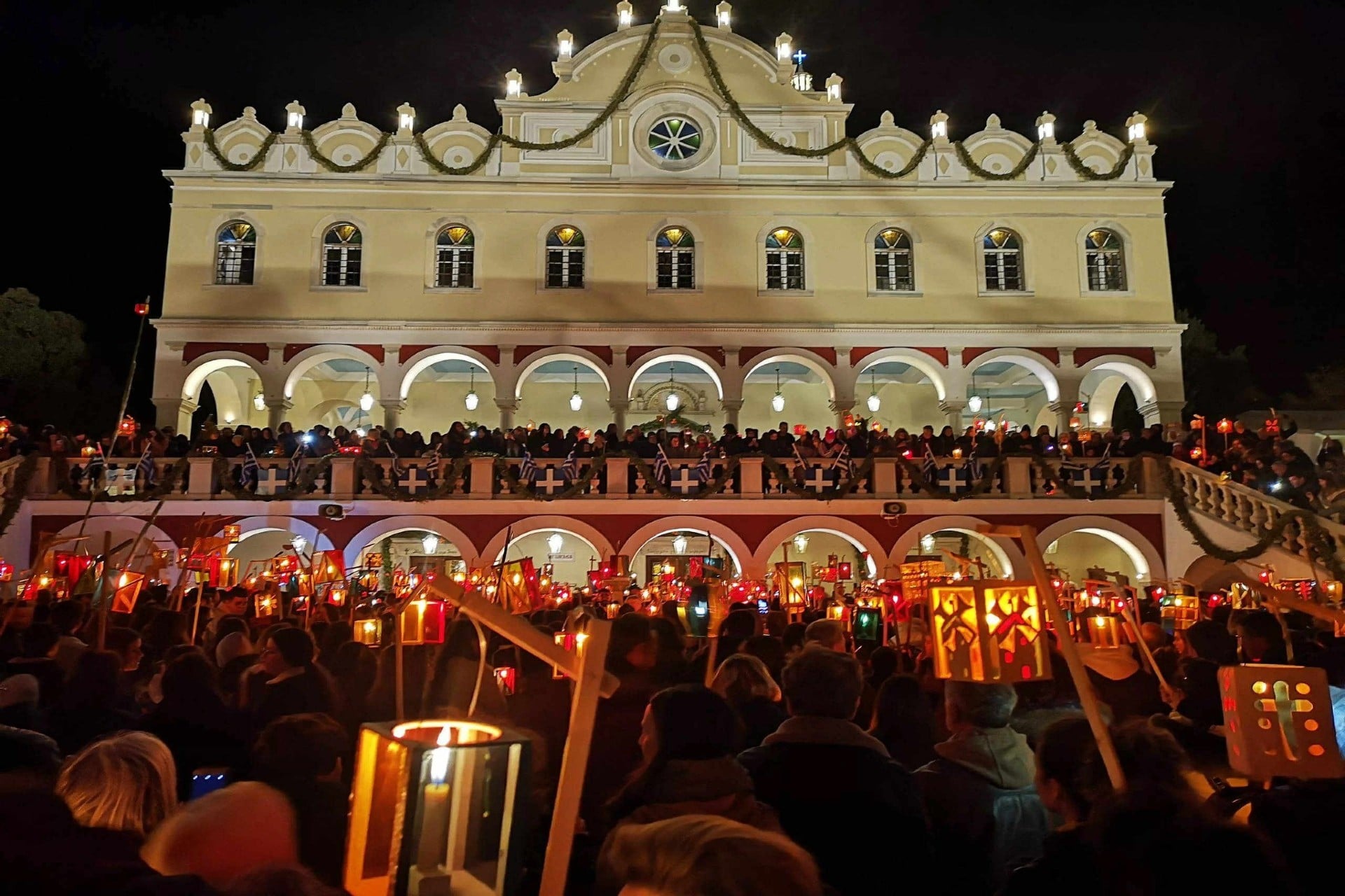 Τήνος – Φαναράκια: Εντυπωσιακές εικόνες από τις εκδηλώσεις για τα 203 χρόνια από την εύρεση της θαυματουργής Εικόνας της Παναγίας (βίντεο)