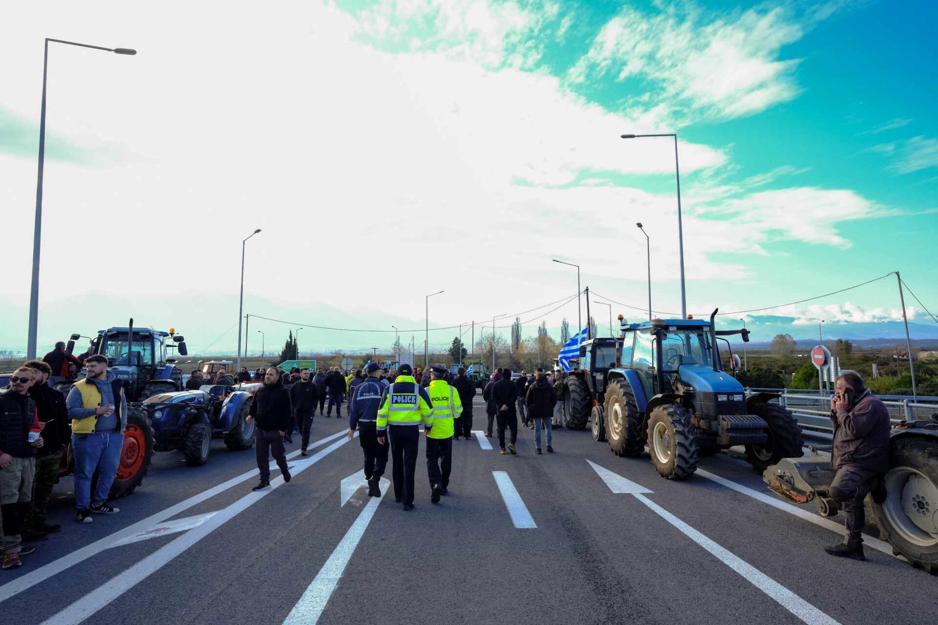 Στα μπλόκα οι αγρότες παρά τις κυβερνητικές απειλές για πρόστιμα και αυτόφωρα