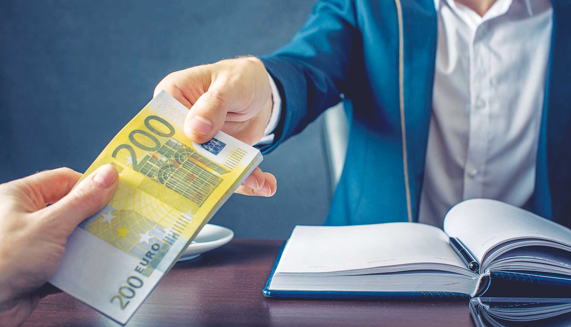 Χρυσές δουλειές «γαλάζιου» βουλευτή με δημόσιο χρήμα