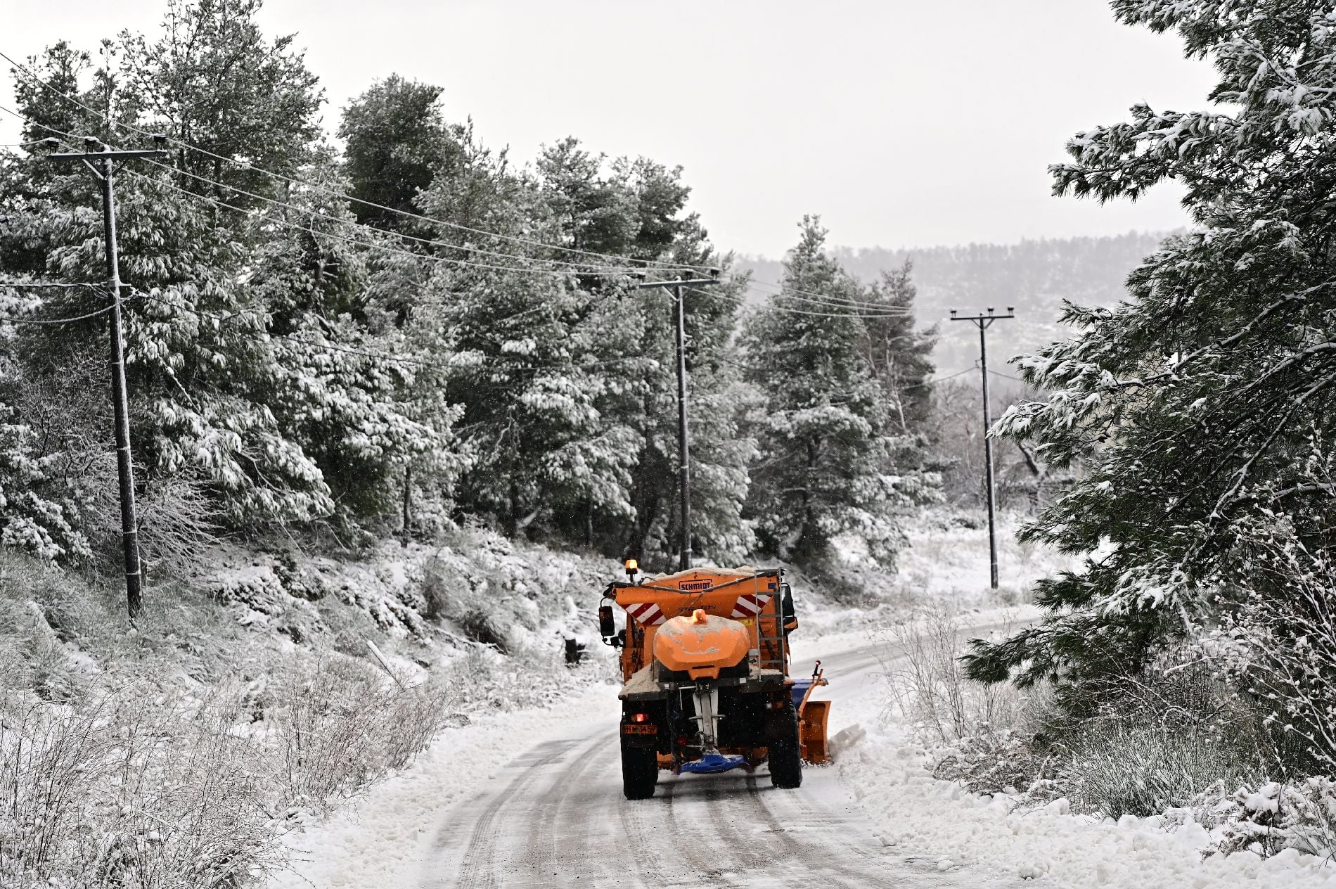 Αγριεύει ο καιρός αύριο: «Βουτιά» της θερμοκρασίας, καταιγίδες στα Δωδεκάνησα και χιόνια σε όλα τα βουνά από το βράδυ