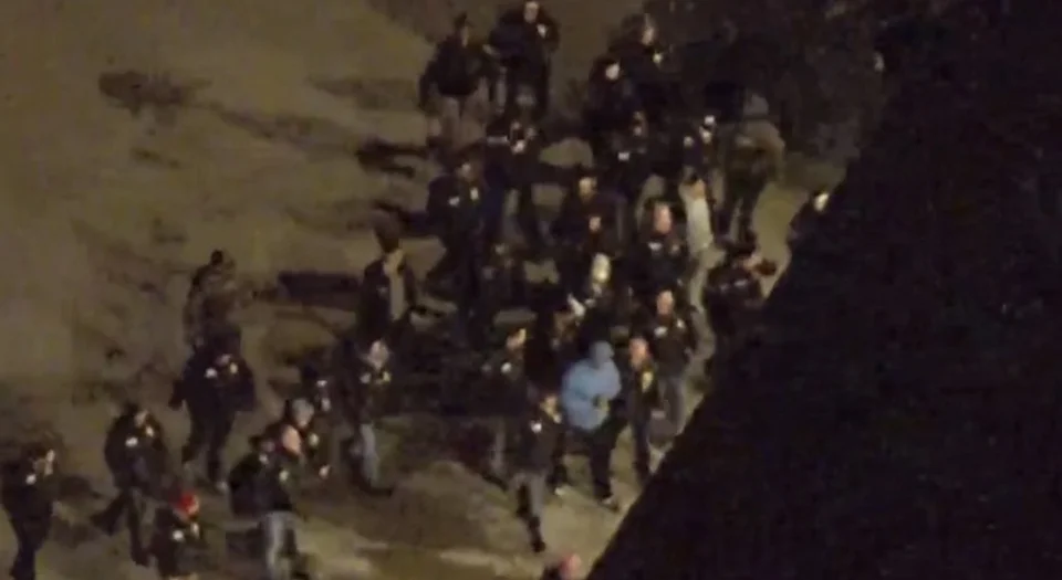 Στη Νέα Υόρκη ο Μαδούρο: Σαν σκλάβος με αλυσίδα στα πόδια και κουκούλα στο κεφάλι κατέβηκε από το αεροπλάνο