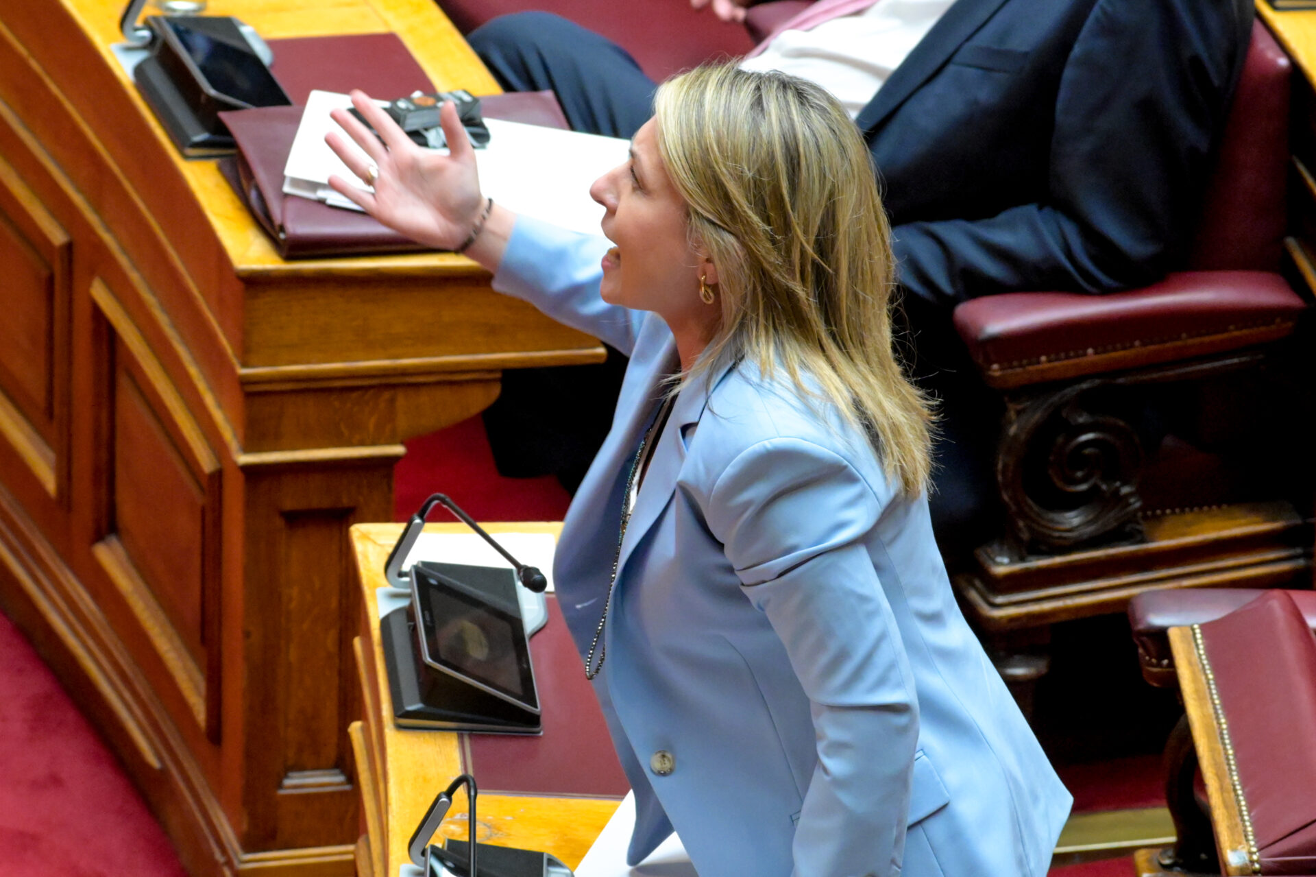 Η Χ. Αλεξοπούλου της ΝΔ μας κουνάει το δάχτυλο: “Τζάμπα” στέγη για κανέναν δημόσιο λειτουργό στα νησιά – “Τζάμπα” δανεικά για το κόμμα;