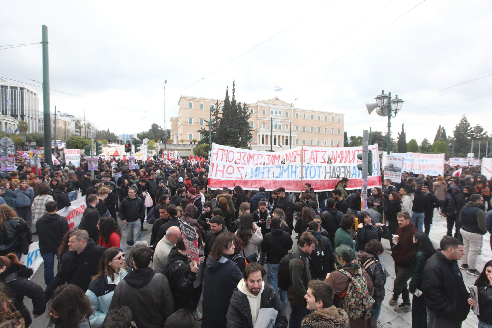Τρία χρόνια μετά τα Τέμπη όλη η Ελλάδα είναι στους δρόμους και ζητά δικαιοσύνη για τους 57 νεκρούς – Live βίντεο και ενημέρωση