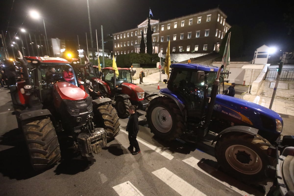 Αποχωρούν σταδιακά οι αγρότες μετά την διανυκτέρευση στο Σύνταγμα