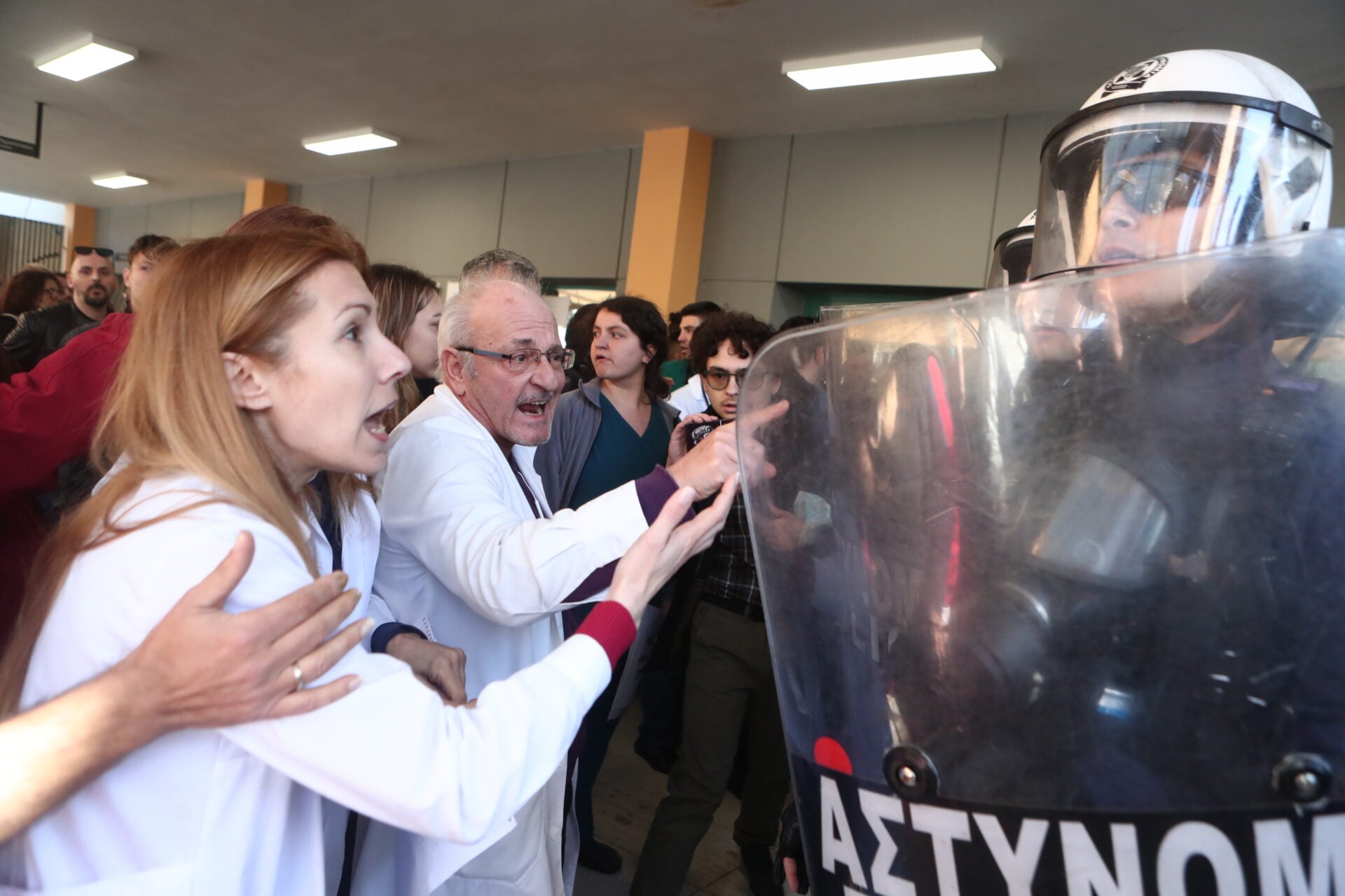 Επεισόδια στο Νοσοκομείο Νίκαιας: Νοσηλευτές συγκρούστηκαν με αστυνομικούς κατά την επίσκεψη Γεωργιάδη (βίντεο)