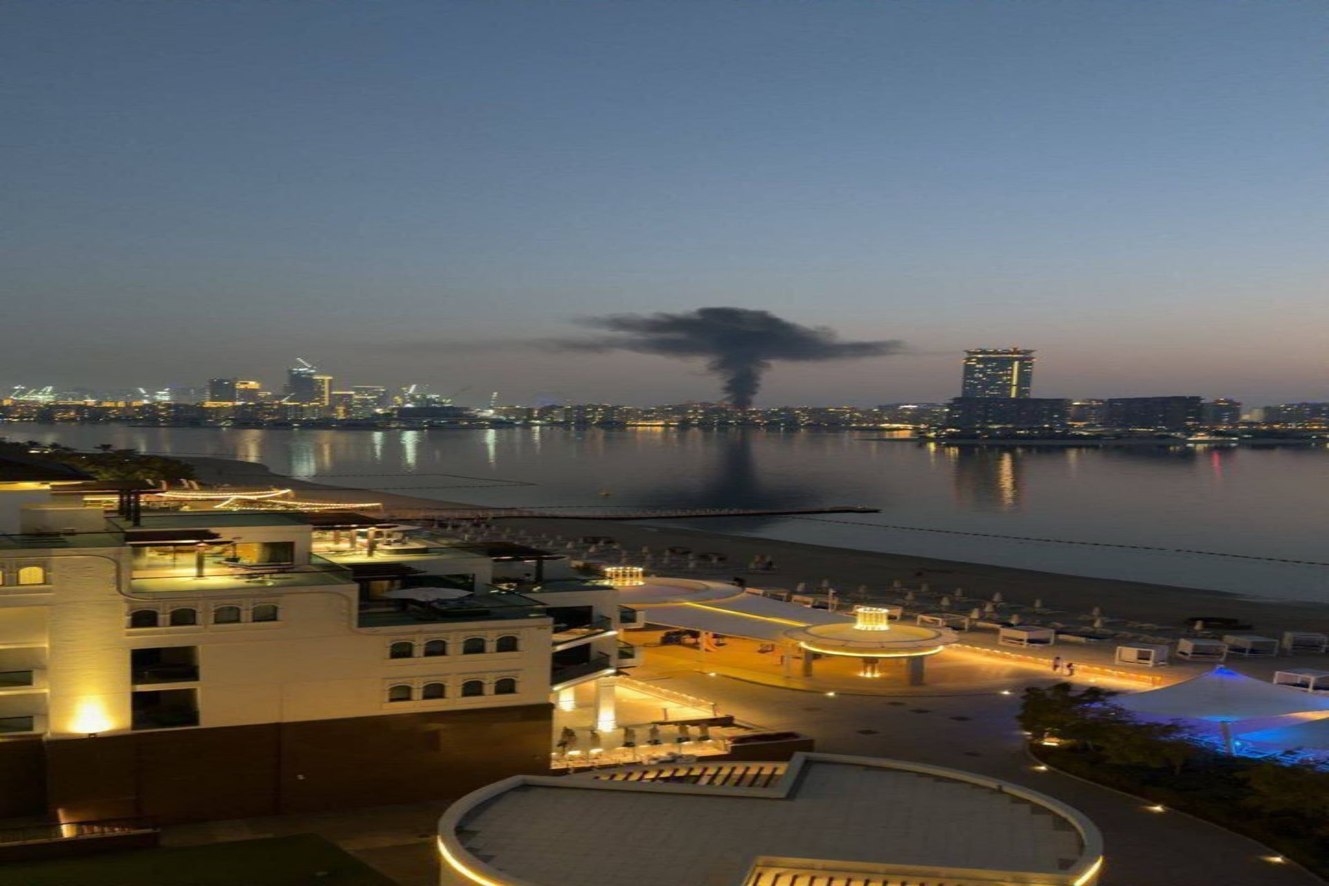 Αγωνία και φόβος στο Ντουμπάι από την αντεπίθεση του Ιράν: Στις φλόγες η είσοδος του ξενοδοχείου Παλμ Τζουμέιρα από ιρανικό drone (βίντεο)