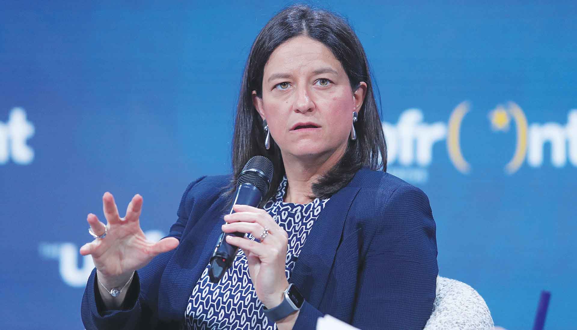 Αντί απολογίας, η Κεραμέως ρίχνει το μπαλάκι των ευθυνών στους προηγούμενους