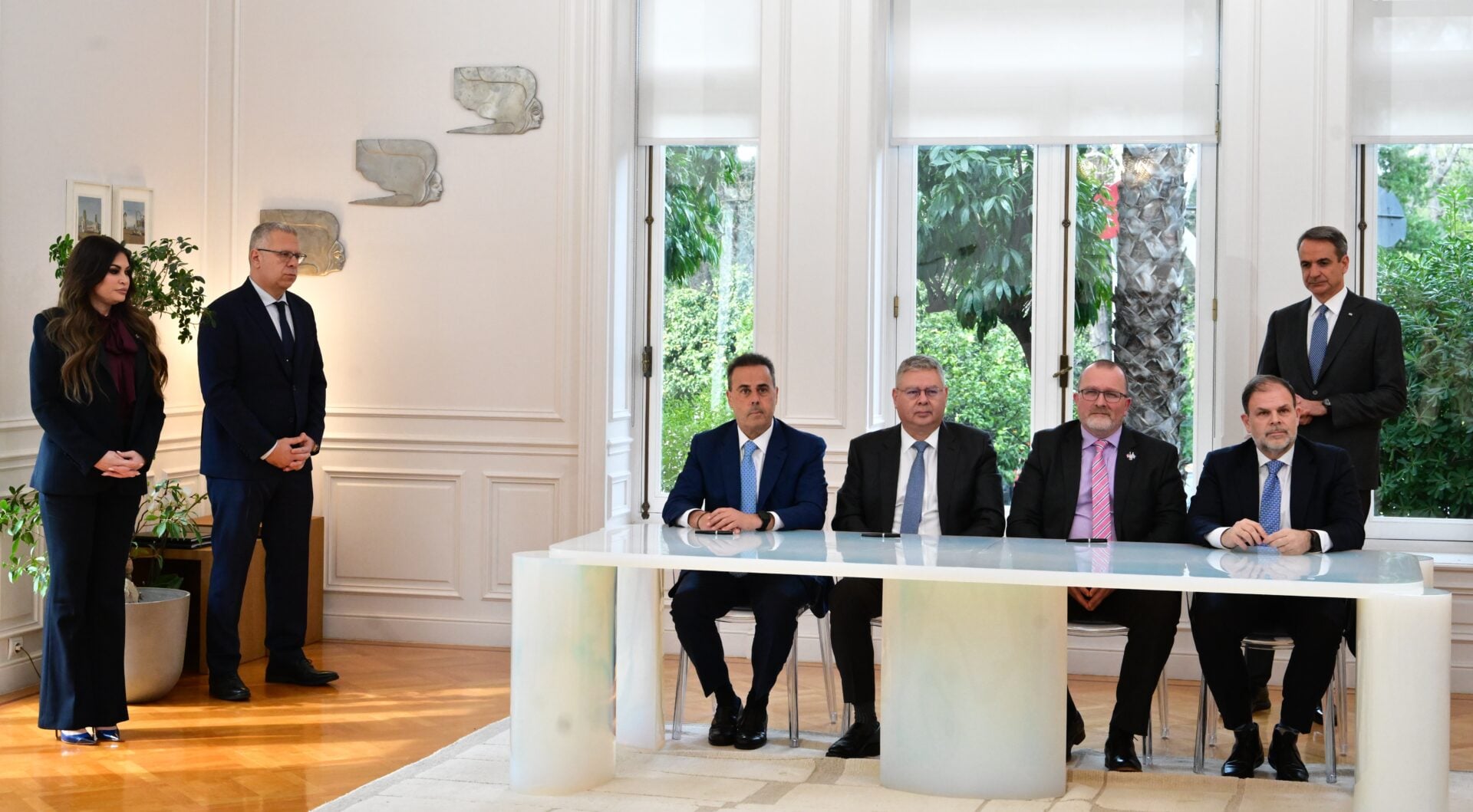 Έπεσαν οι υπογραφές μεταξύ Ελλάδας και Chevron για τους υδρογονάθρακες σε Κρήτη και Πελοπόννησο