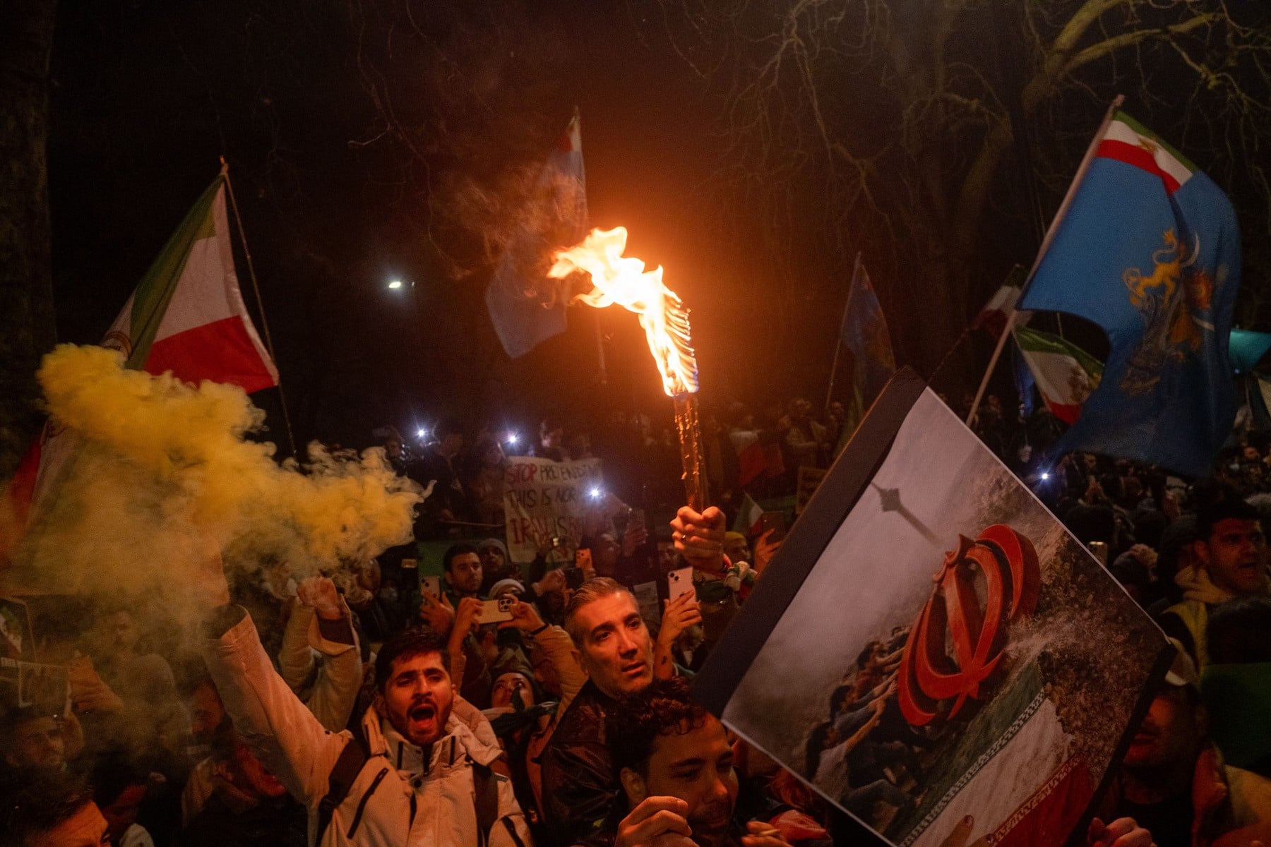 Ανάλυση Economist: Το Ιράν πιο κοντά στον εμφύλιο από ποτέ – Σοκαριστικές μαρτυρίες στο «φως»