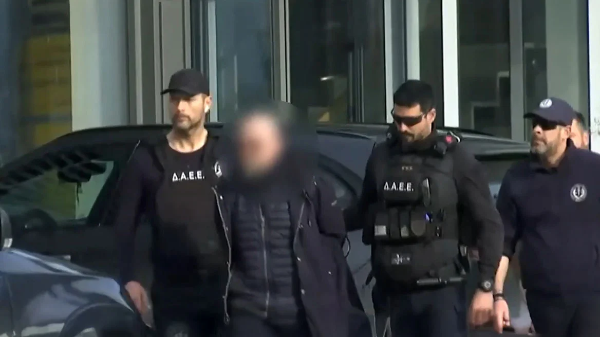 «Βιολάντα»: Προσωρινά κρατούμενος στο ΑΤ Τρικάλων ο ιδιοκτήτης του εργοστασίου  – Η στιγμή της σύλληψής του (βίντεο)