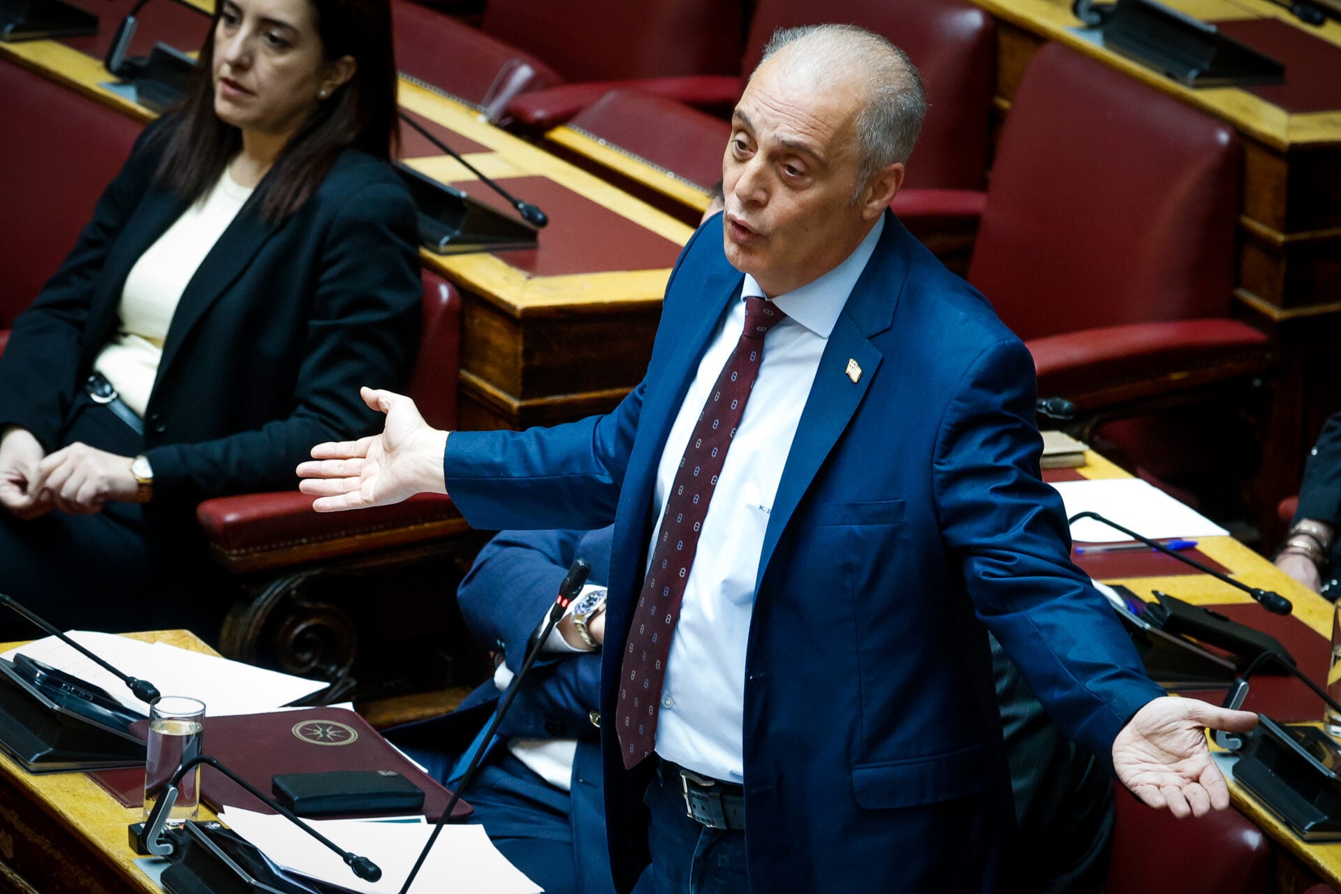 Επιστολή διαμαρτυρίας Βελόπουλου σε Κακλαμάνη για φραστικό επεισόδιο στη Βουλή: «Με είπε απατεώνα και καράφλα»