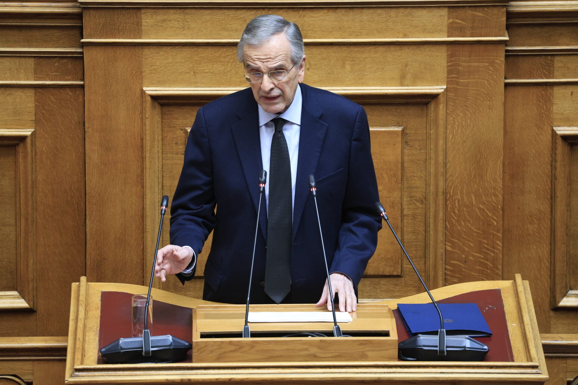 Σφυροκόπημα Σαμαρά σε Μητσοτάκη από το βήμα της Βουλής: «Εκπέμπουμε θολά και κατευναστικά μηνύματα προς την Τουρκία»