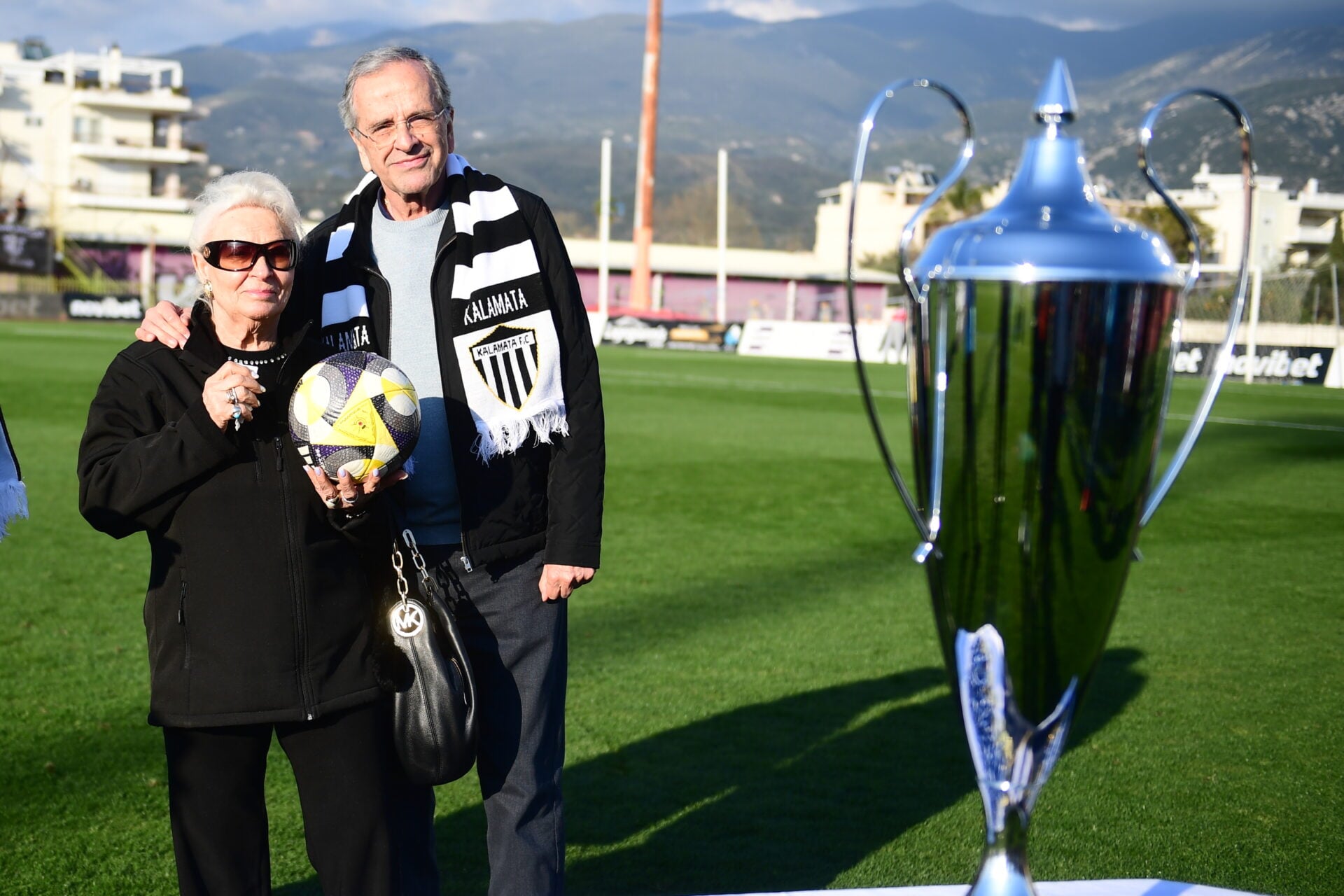 Στη φιέστα της Καλαμάτας για την άνοδο στη Stoiximan Super League ο Αντώνης Σαμαράς: Η αγκαλιά με τον Αλέξη Χαρίτση (βίντεο)