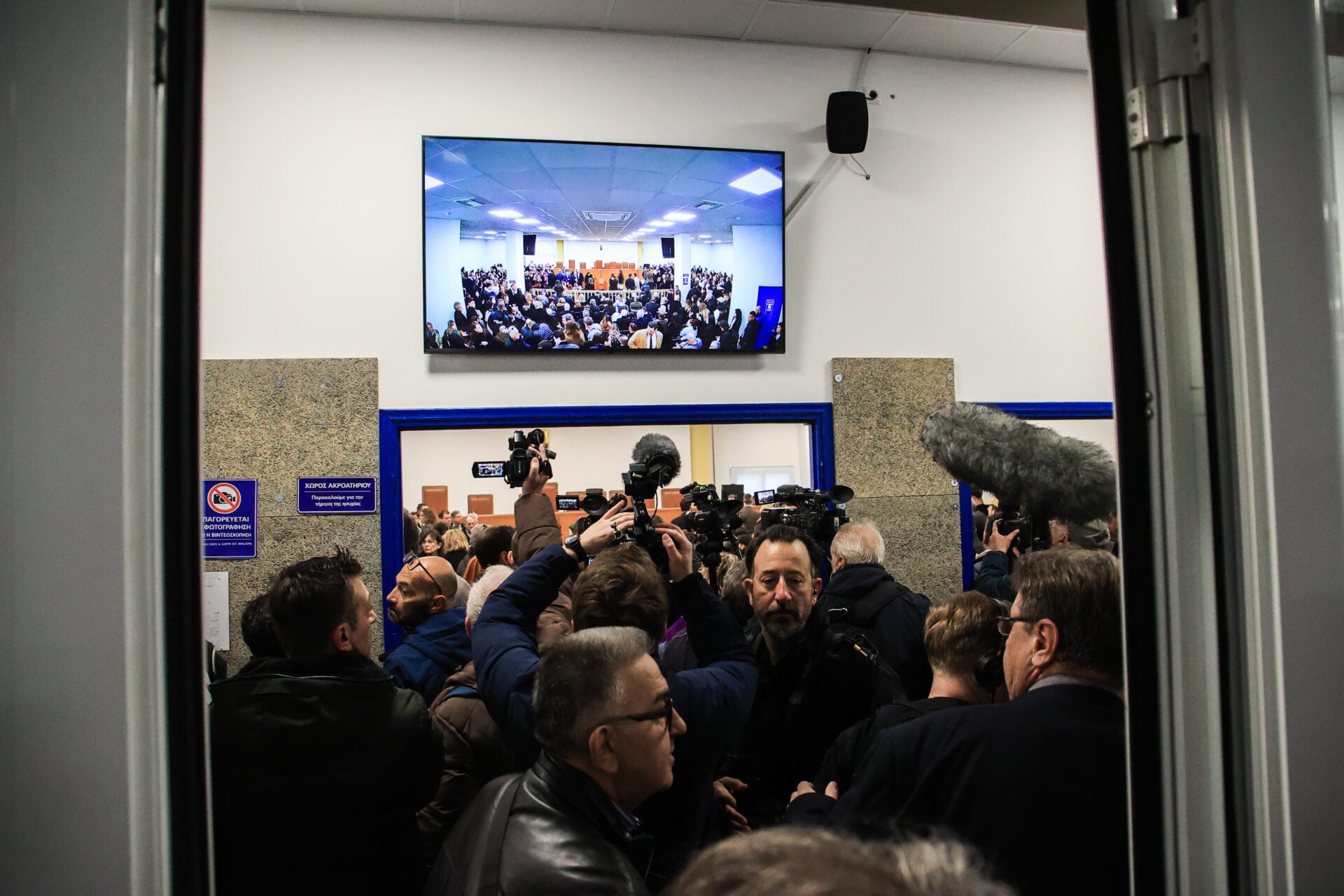 Πυρά της αντιπολίτευσης για την ακατάλληλη αίθουσα στα Τέμπη: «Εικόνες ανικανότητας και προσβολής» (Συνεχείς εξελίξεις από dimokratia.gr και eleftheria.gr)