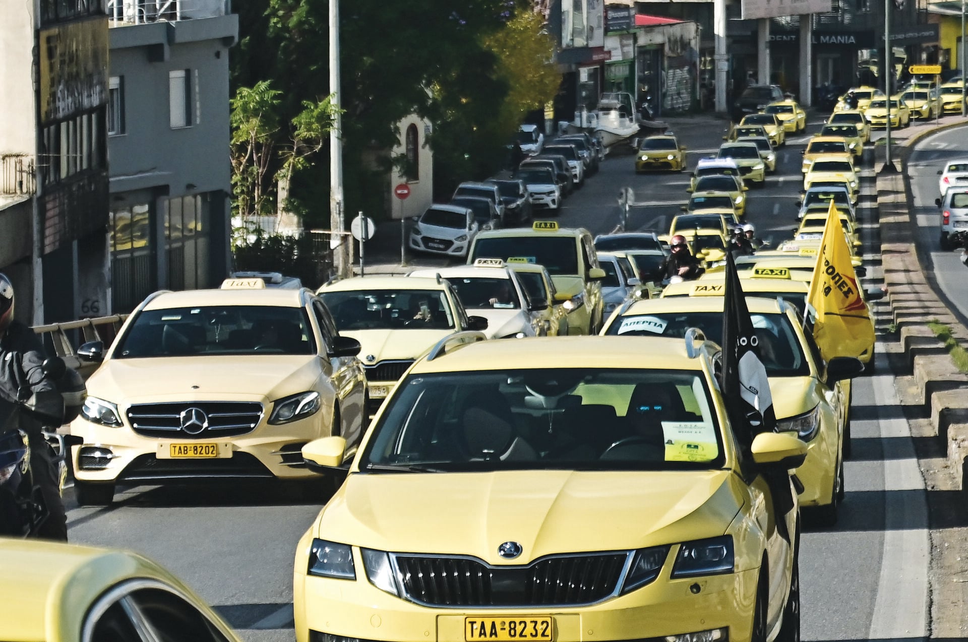 Η ηλεκτροκίνηση κατεβάζει τα ταξί σε απεργία διαρκείας – «Χειρόφρενο» τραβούν από σήμερα οι οδηγοί