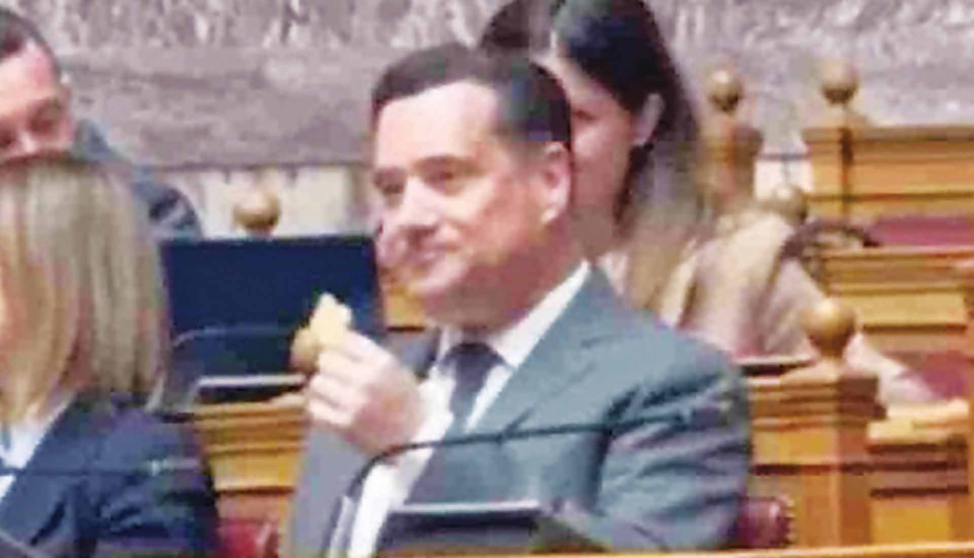 Ο… λιγούρης Αδωνις και τα κρακεράκια του