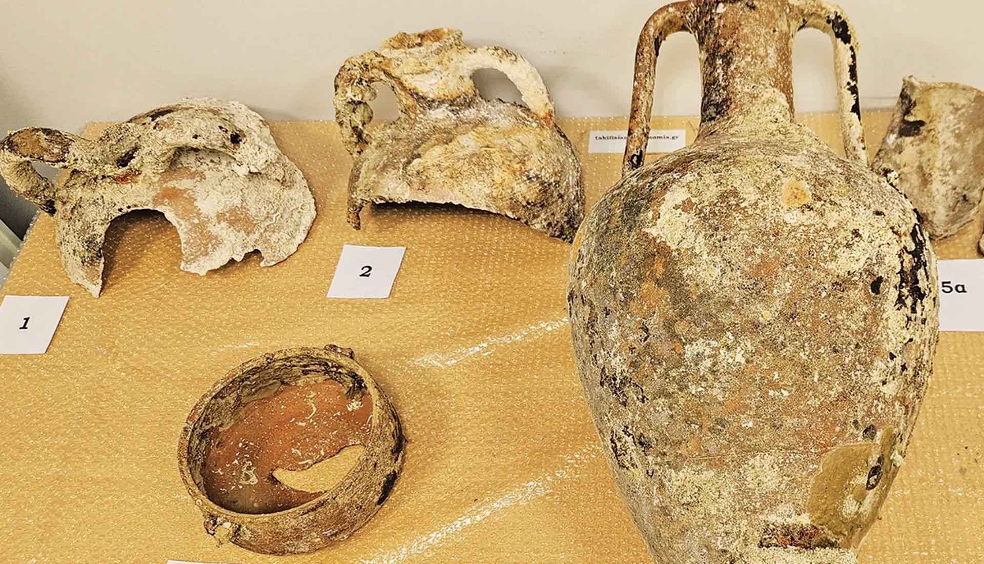 Από υποκλοπές σε… Μεσαίωνα: Πολιτική οργή, ειρωνεία και χιούμορ σε ελεύθερη πτώση